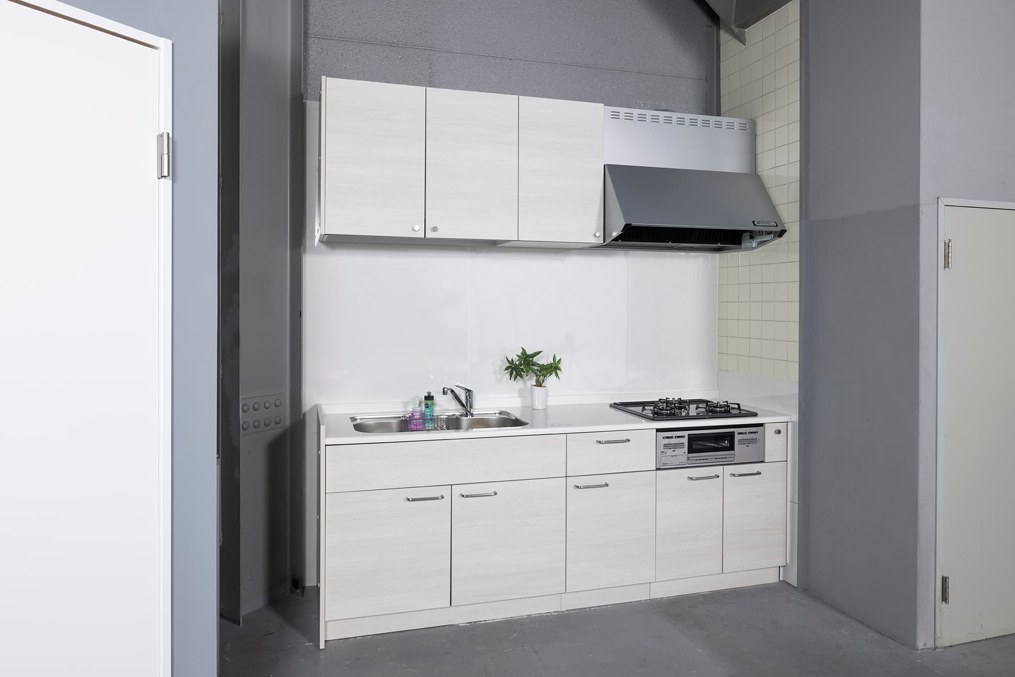 料理撮影にも対応、広く扱いやすいシステムキッチン