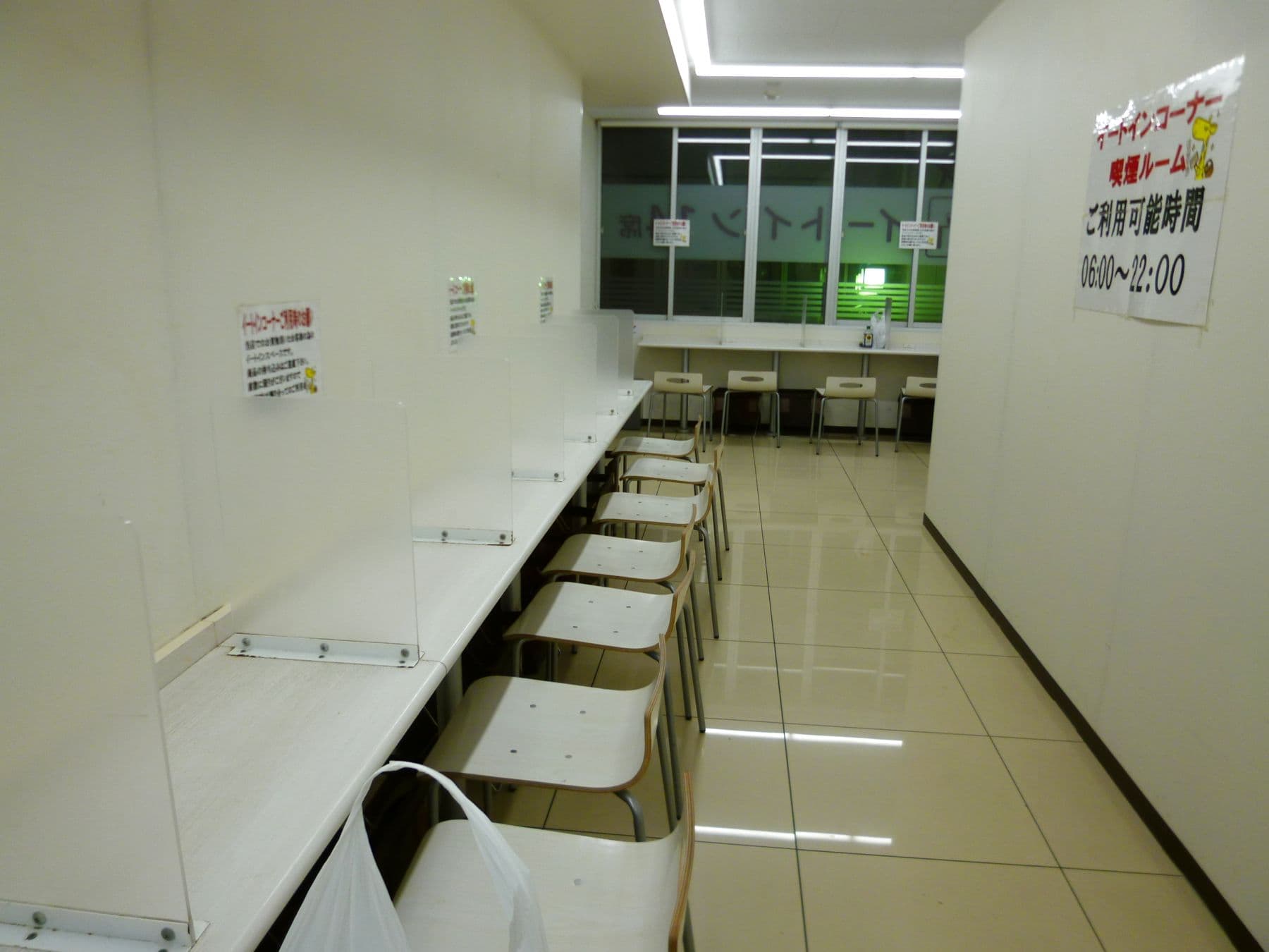 コンビニ2Fイートイン