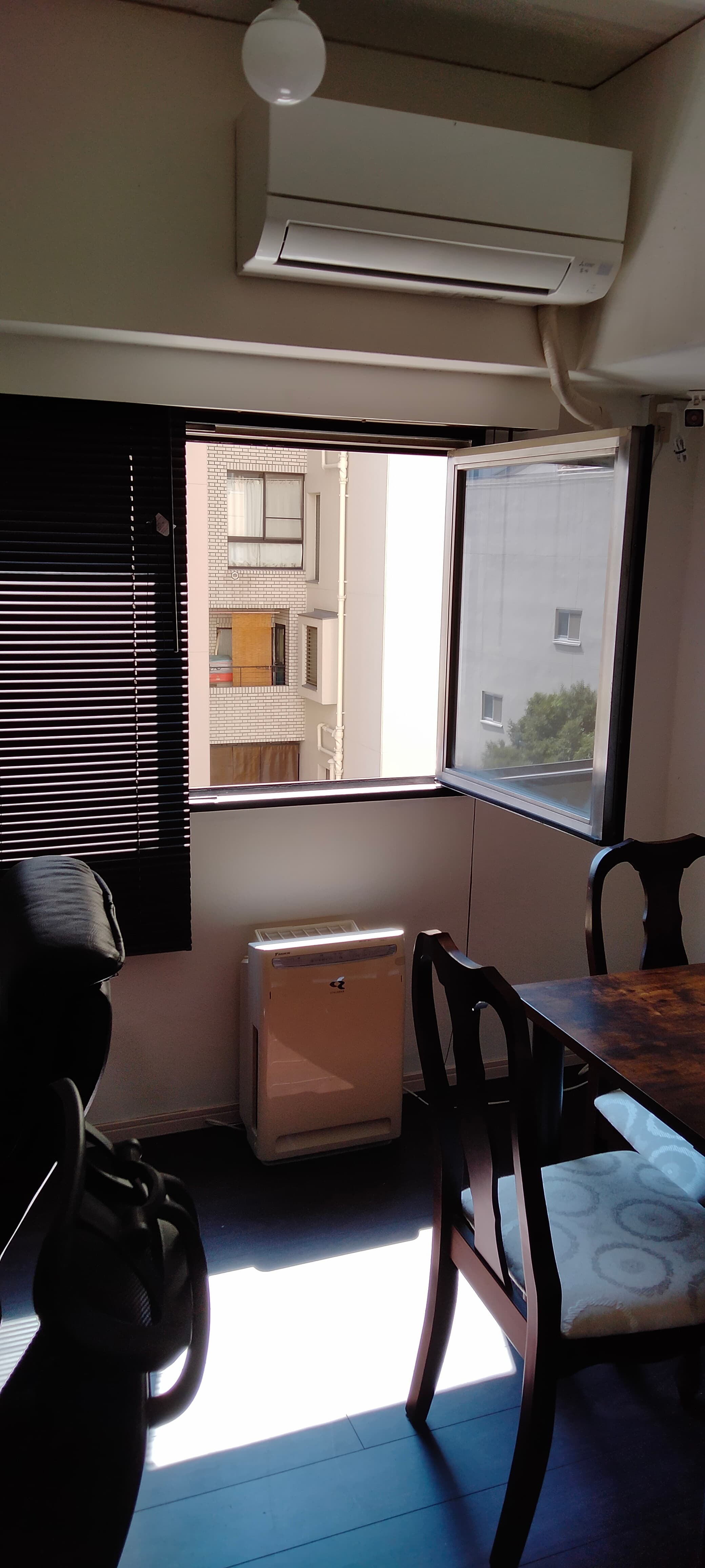 大きな内開きの窓があります。換気できます。