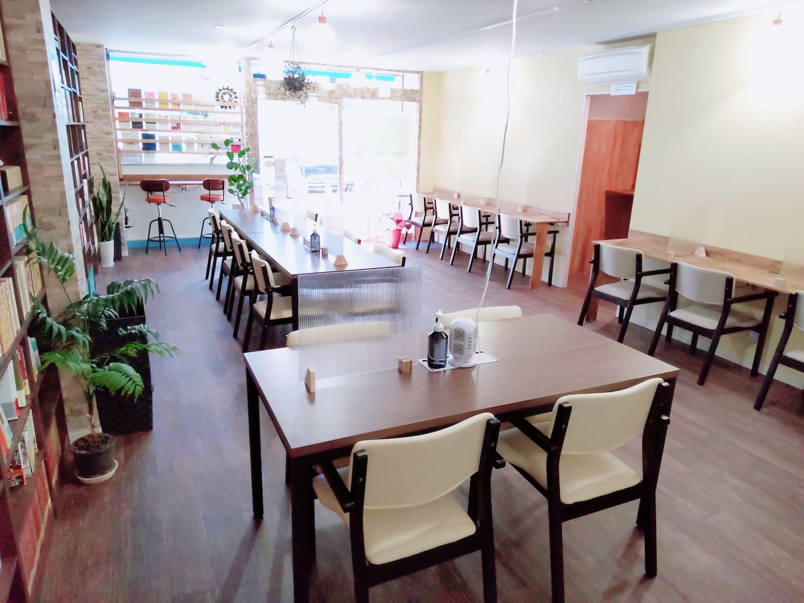 スペース全体の写真です。 昼間は日差しが差し込んで暖かいです。 シャッターを閉めて外からの視線をシャットアウトすることもできます