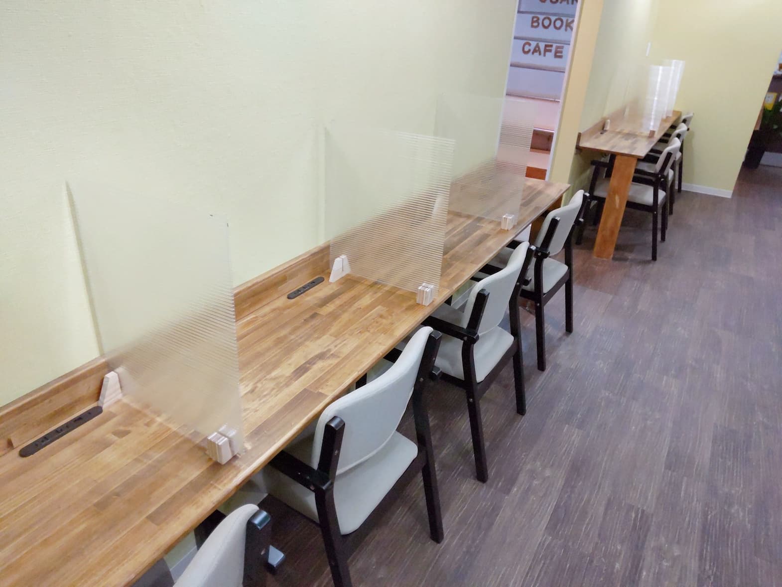 壁際のカウンター7席です。