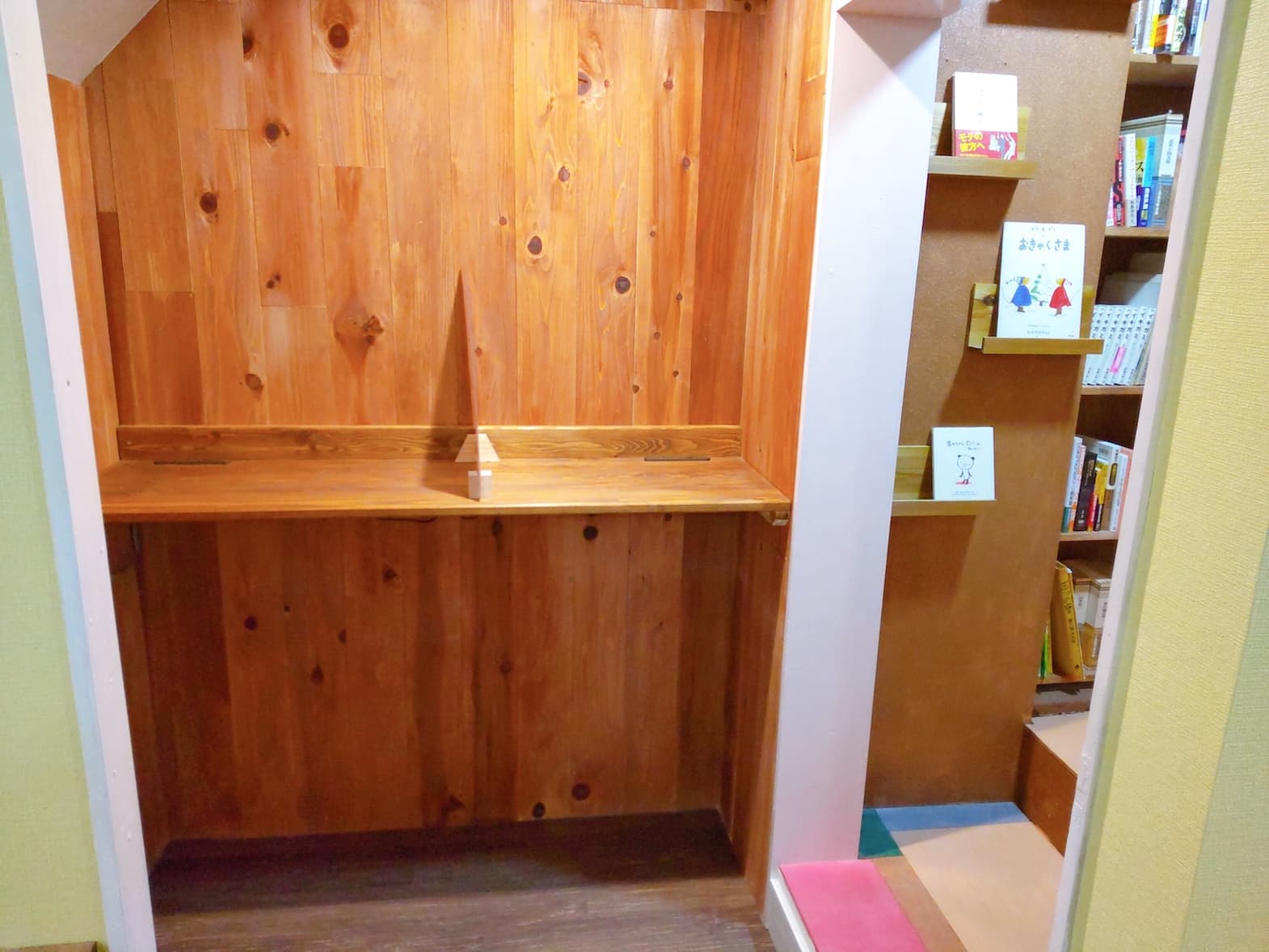 スタンディングデスク(2名分)です。