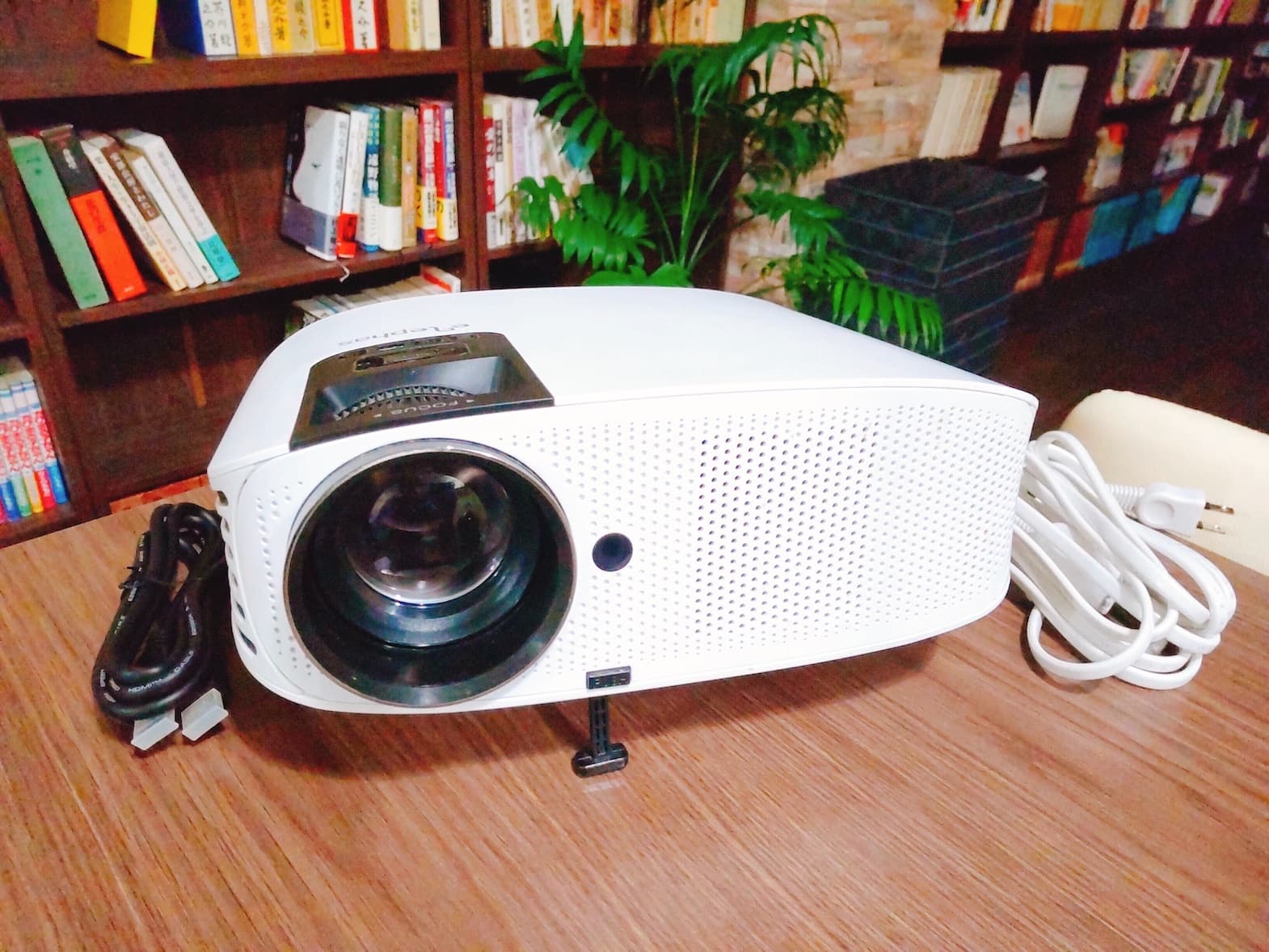 プロジェクターは無料貸出です。 接続端子:HDMI、USB Type-C、Mini DisplayPort