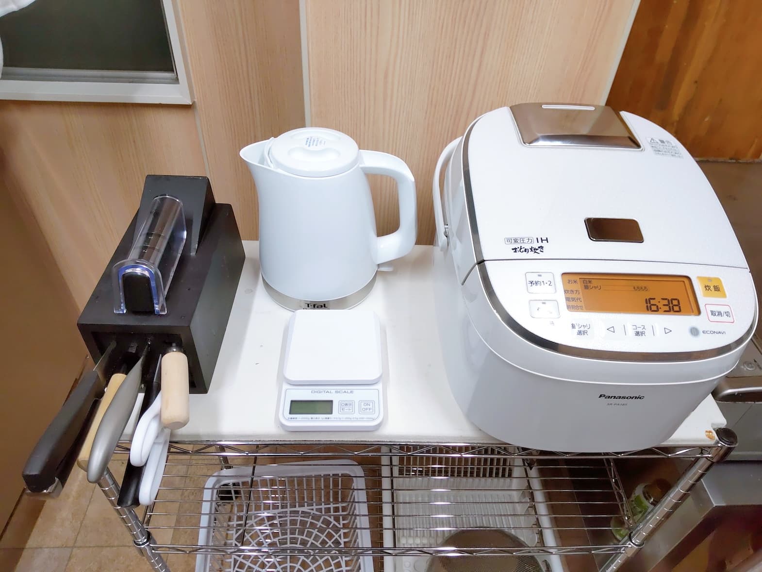 炊飯器、電気ケトル、計量器、包丁です。
