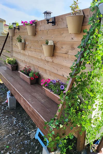 南側駐車場側ベンチ