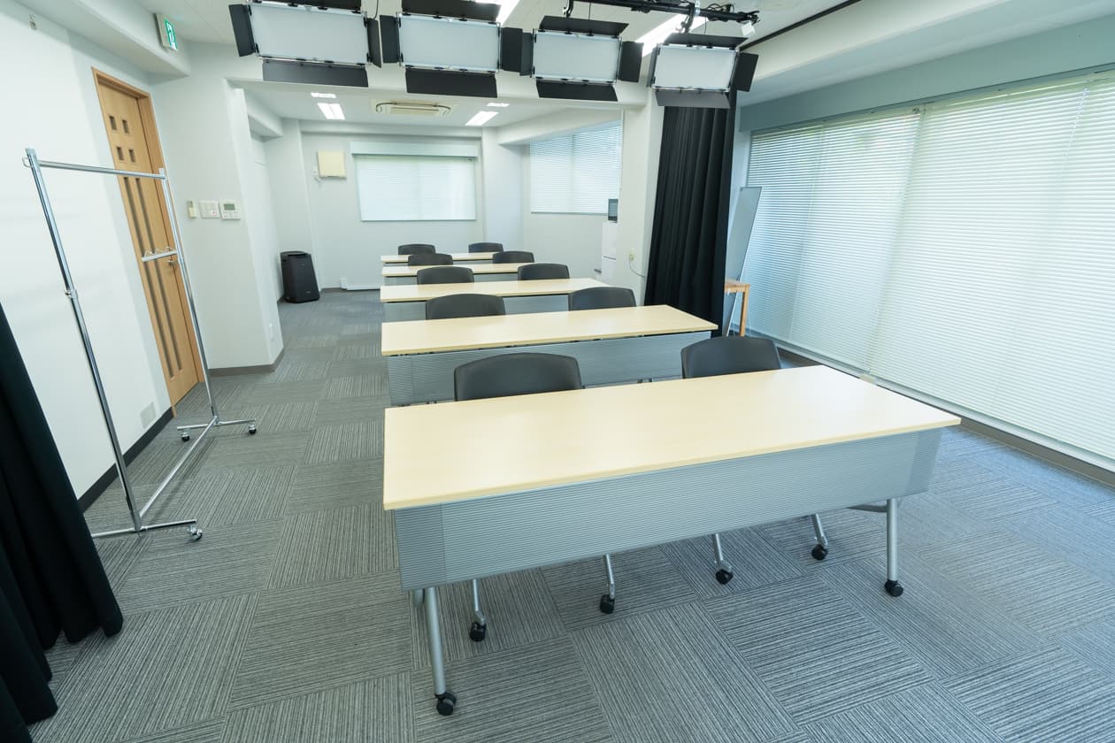 白を基調とした清潔感のある室内