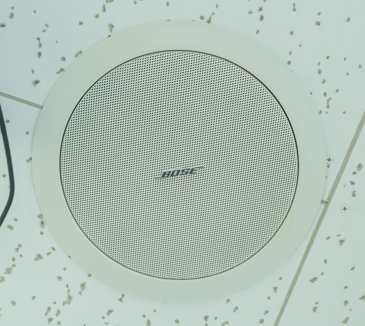 BOSE製天井スピーカ(2本)を設置しているのでBGMを流すことも可能です