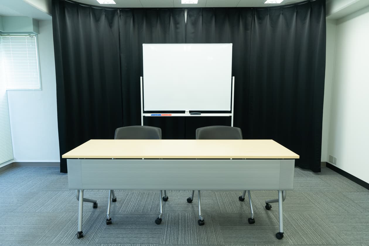 暗幕を引けば、ホワイトボードも見やすい