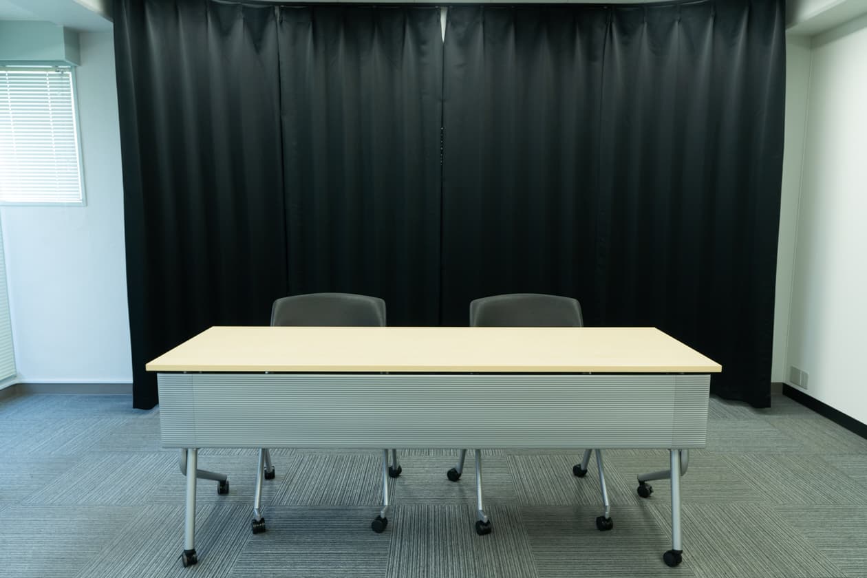 登壇者が居る場合にも暗幕があるので窓からの光がまぶしいということもありません