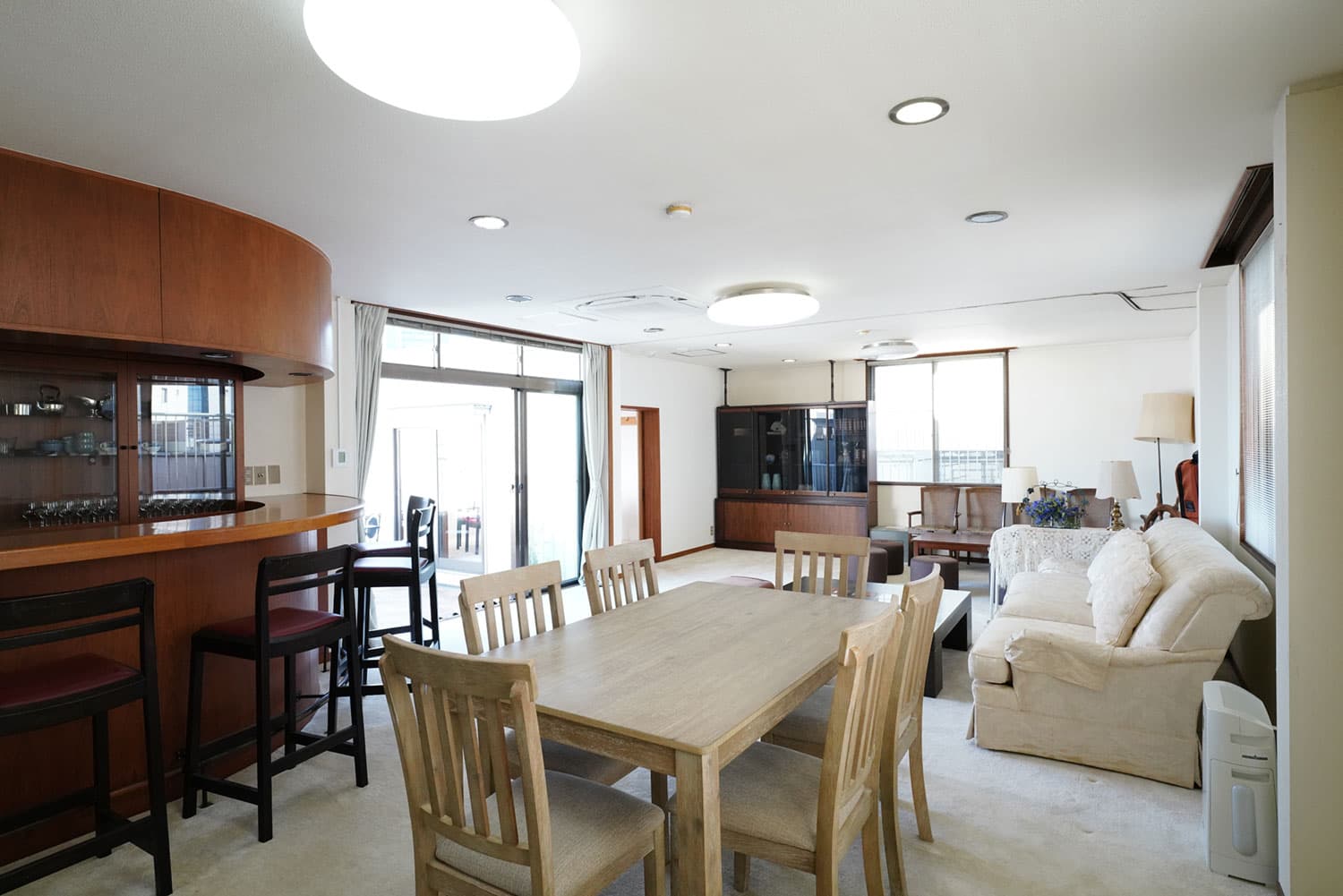 まるでリラックスできる暖かいリビングのような室内です。