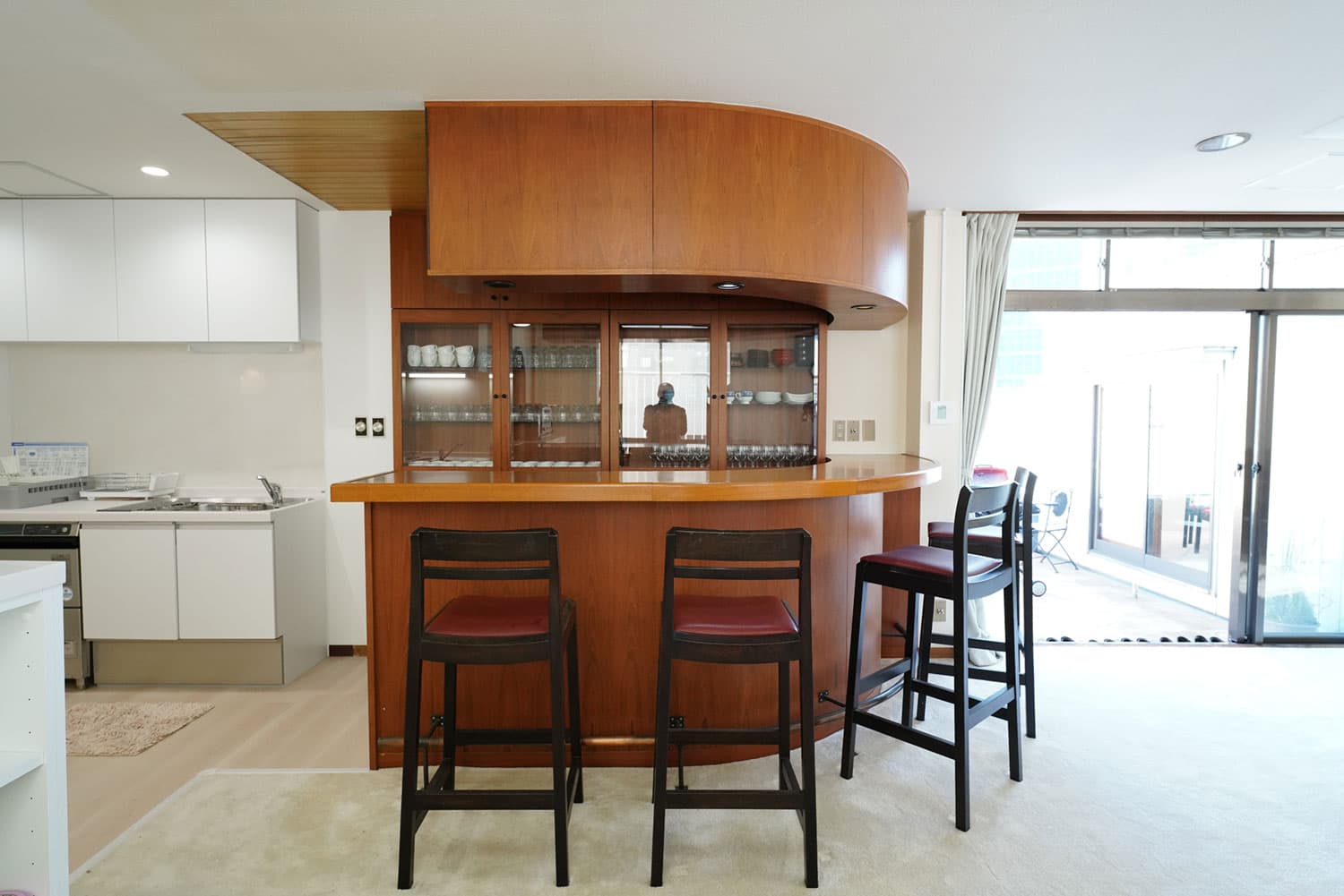 室内には、おしゃれなバーカウンターを設けられ、会話がはずみそうな空間を演出しています。