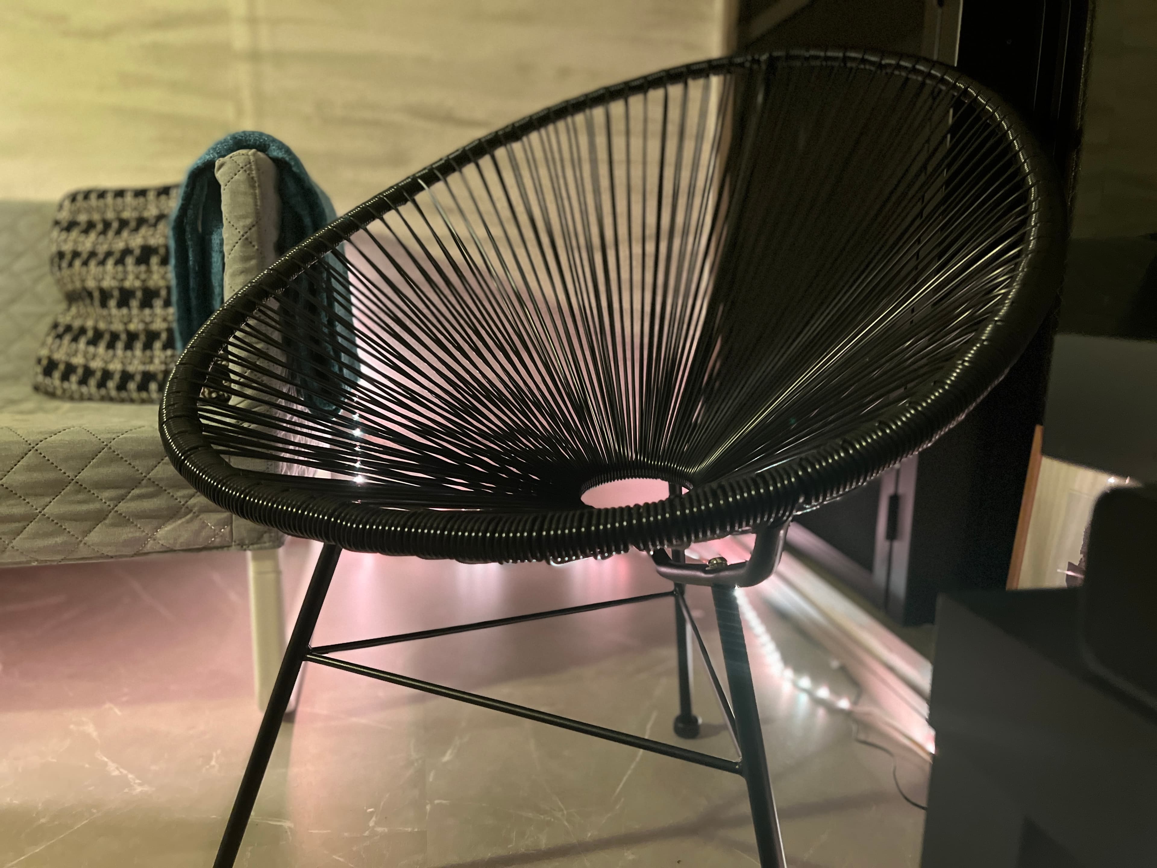 影も綺麗な、アカプルコチェア(リプロダクト)を導入