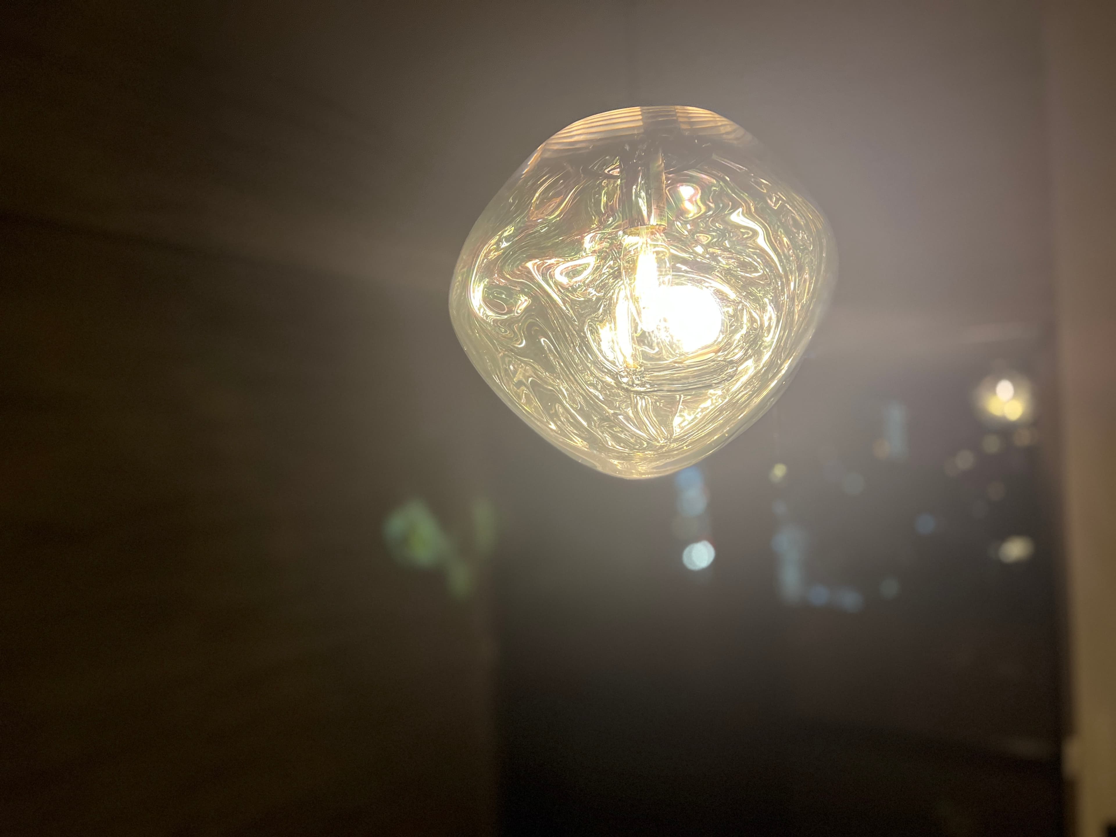 当スペースのメインインテリアの照明は、 TOM DIXONの「melt」です! スウェーデンの前衛的なデザイン集団、FRONT