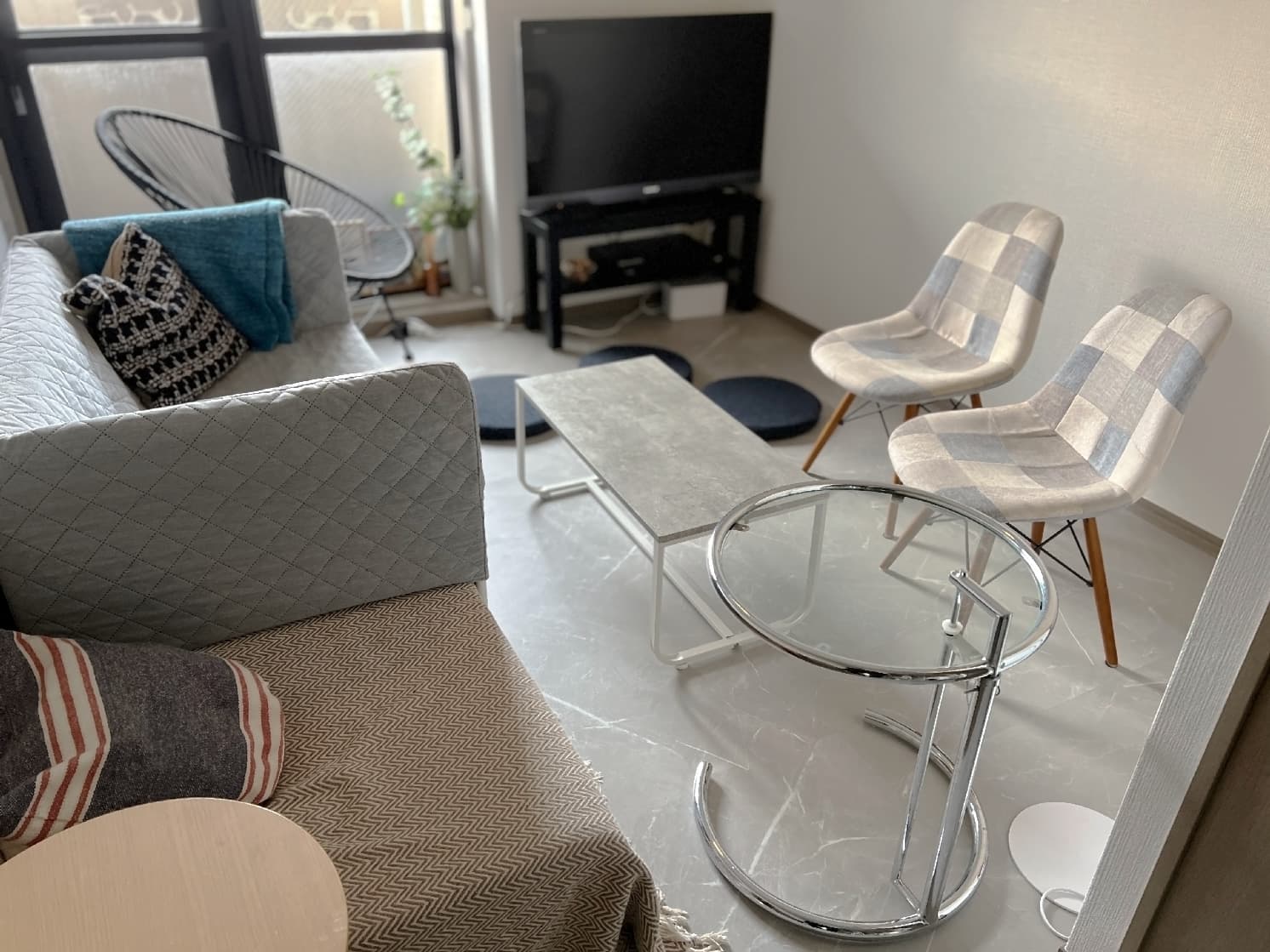 それぞれ好きなチェアでくつろげます