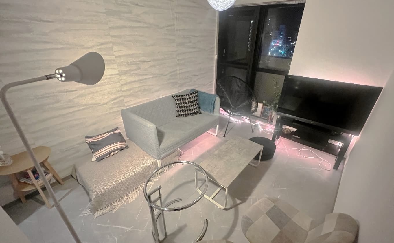 間接照明を使い、全体的には落ちついた明るさにしております