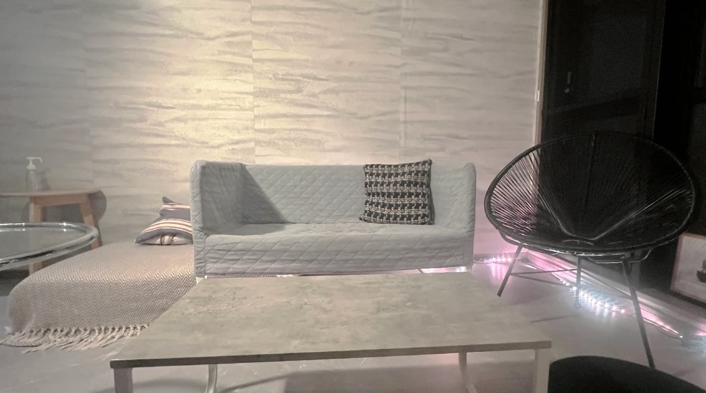 グレーを中心に、黒と白に絞ったシンプルインテリアです