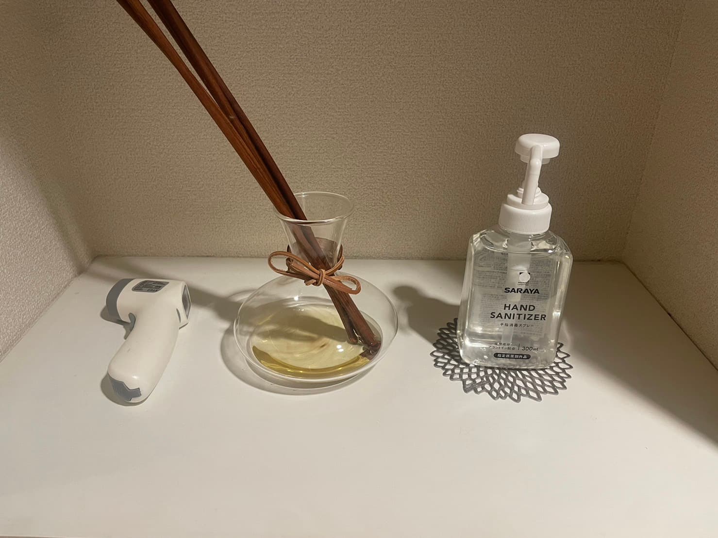 【玄関】アルコール・体温計