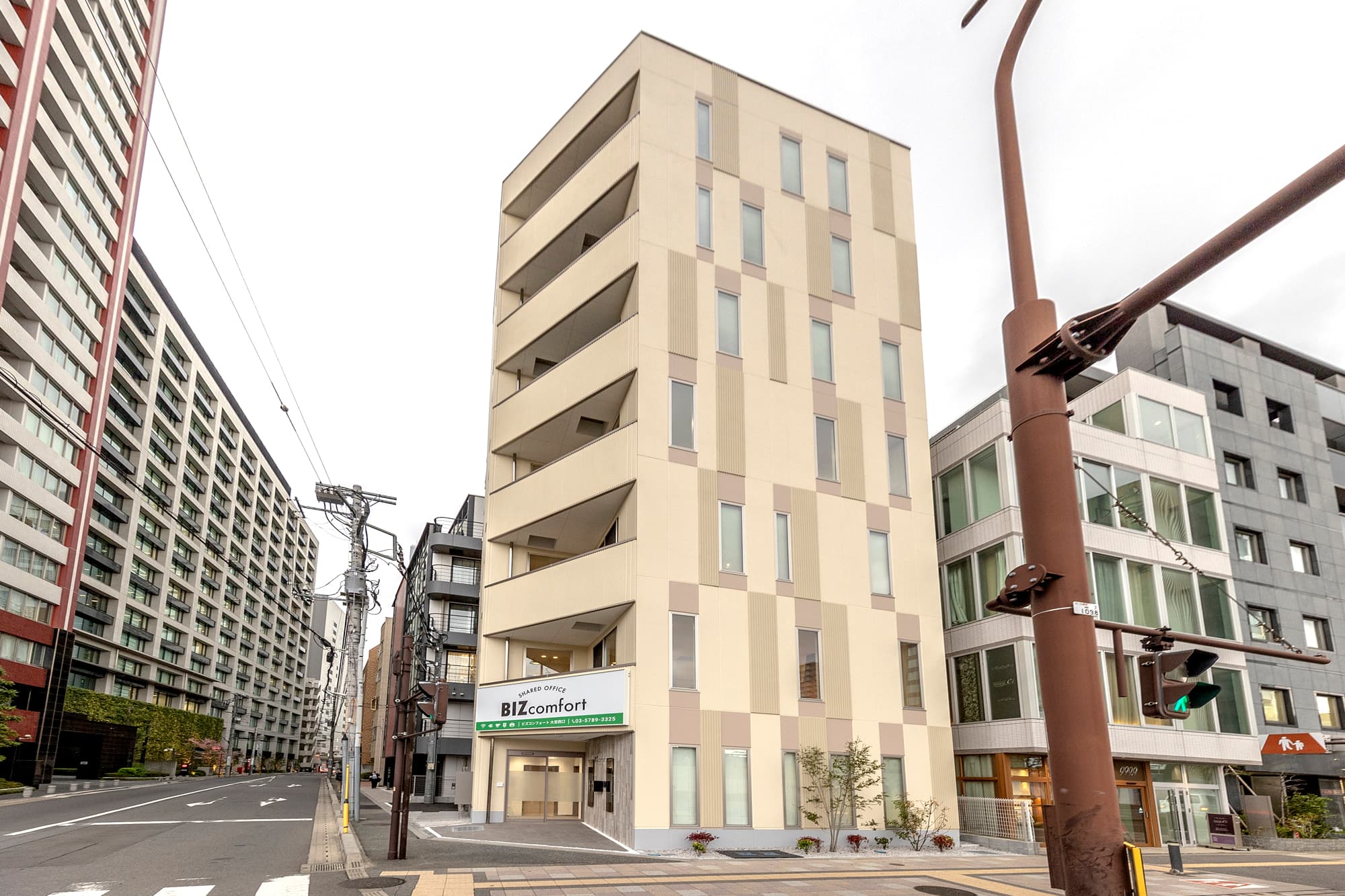 7階建て1棟まるごとシェアオフィス「BIZcomfort大宮西口」。会議室は1階にございます。