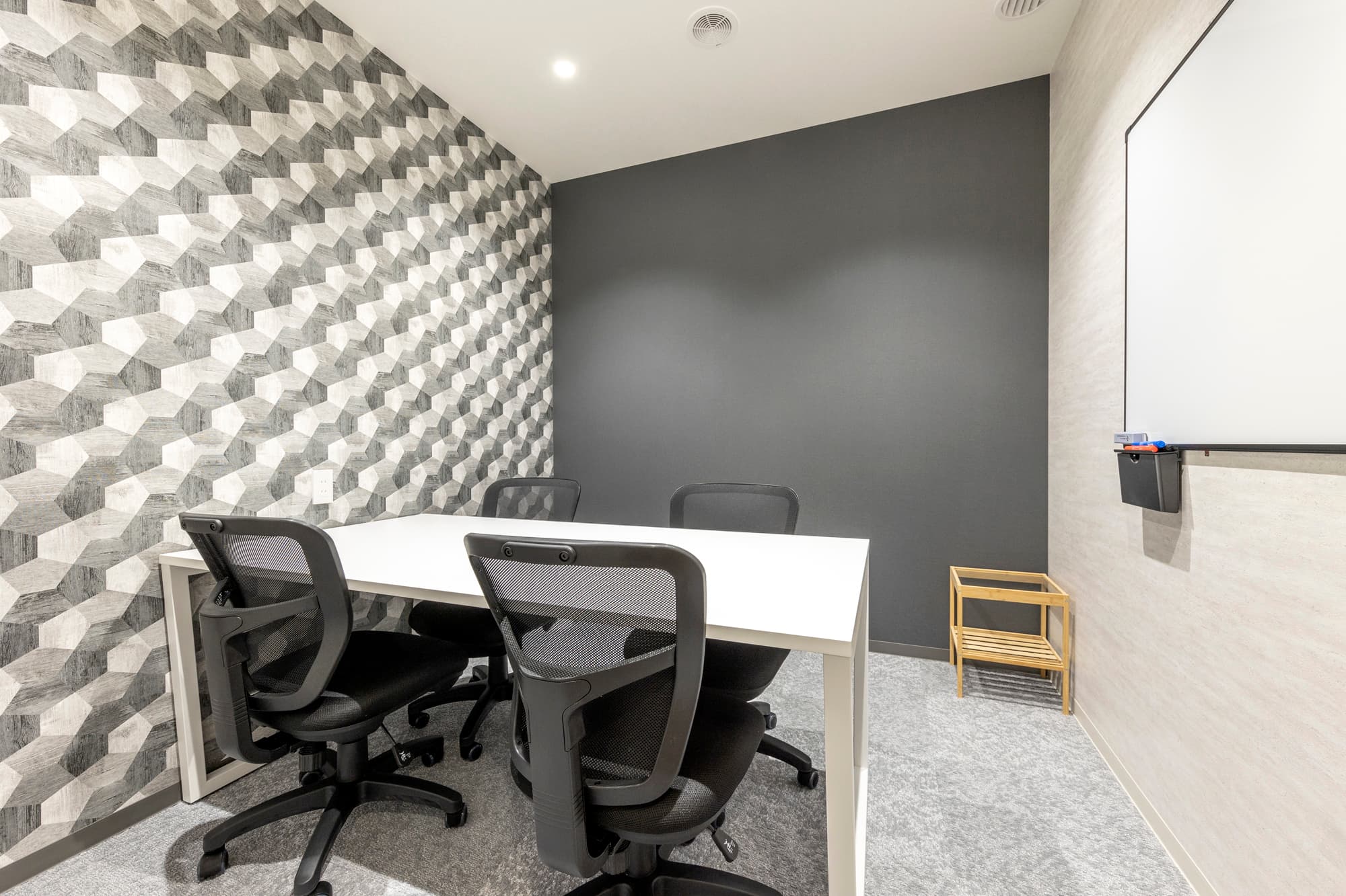 最大4名まで利用可能、ホワイトボード付きの会議室です!