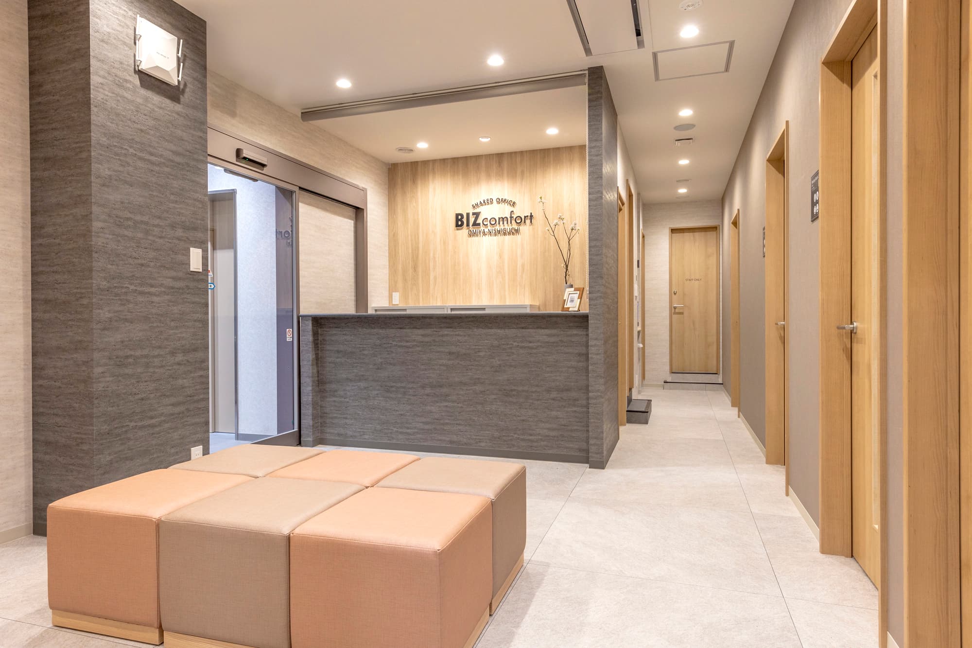 受付コンシェルジュがご案内いたします。