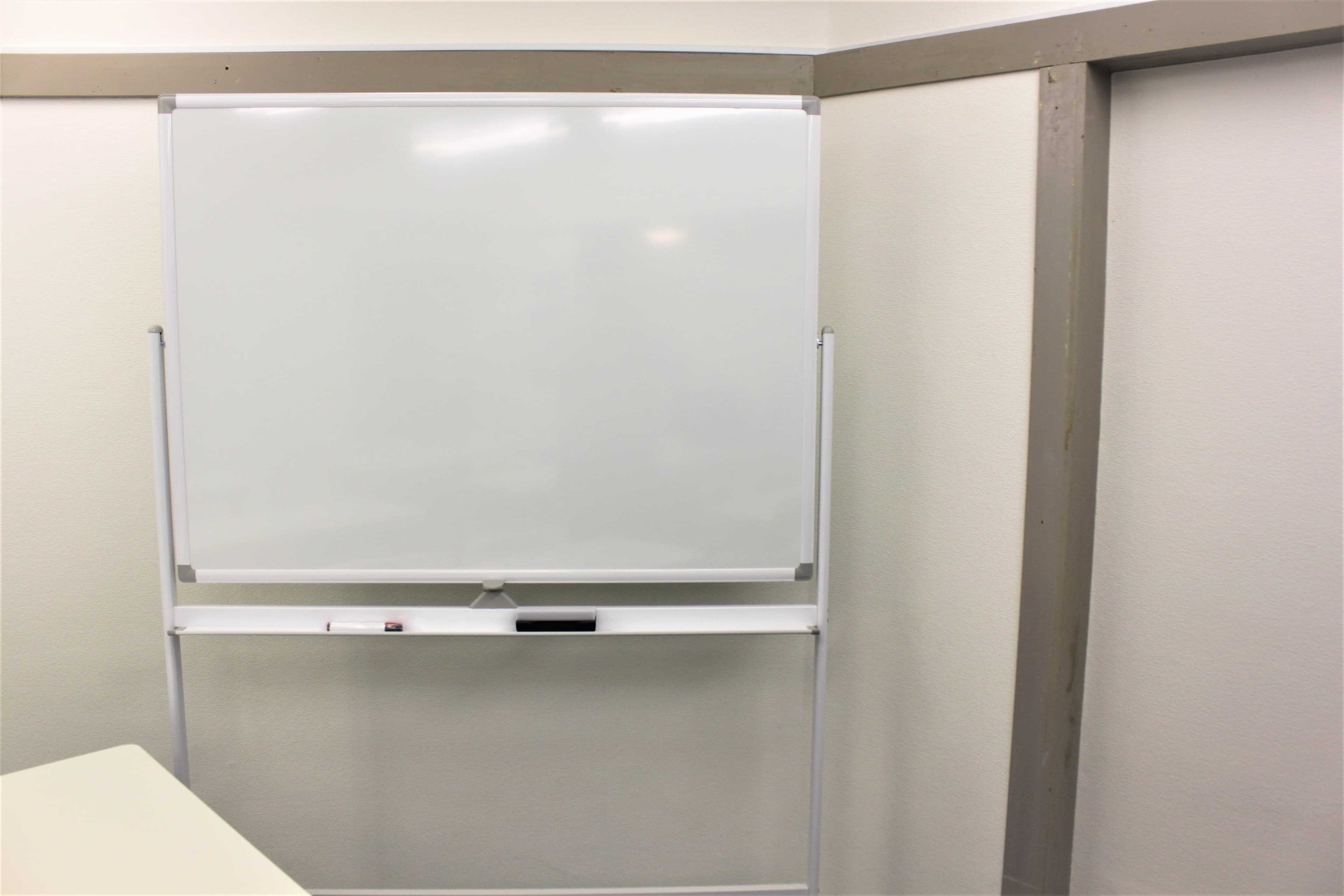 ホワイトボードは消えやすい高級のホーロー型を採用。ひっくり返して両面使えます! 1200×900mm