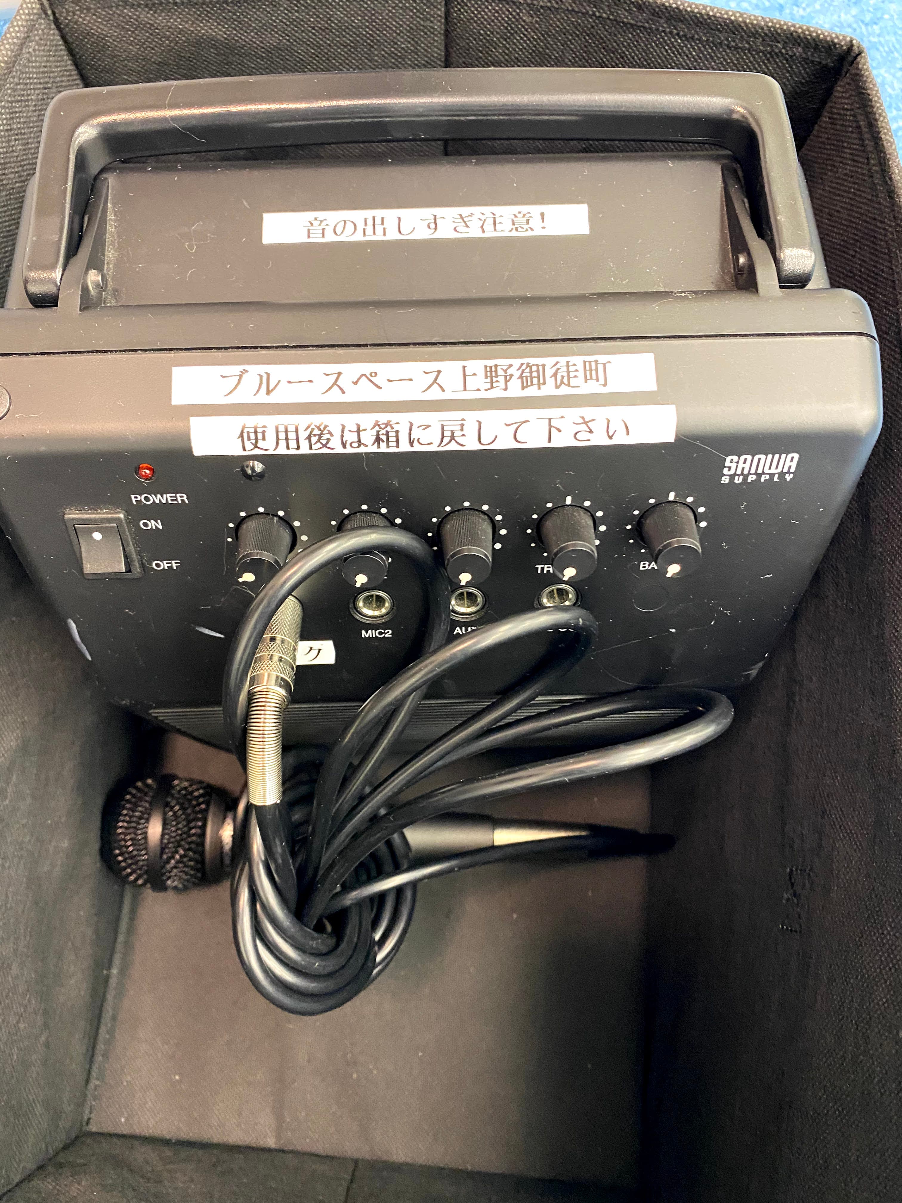 有線マイクスピーカーです。 ※音の大きさには注意してください。 ※有線は無線より安定します。