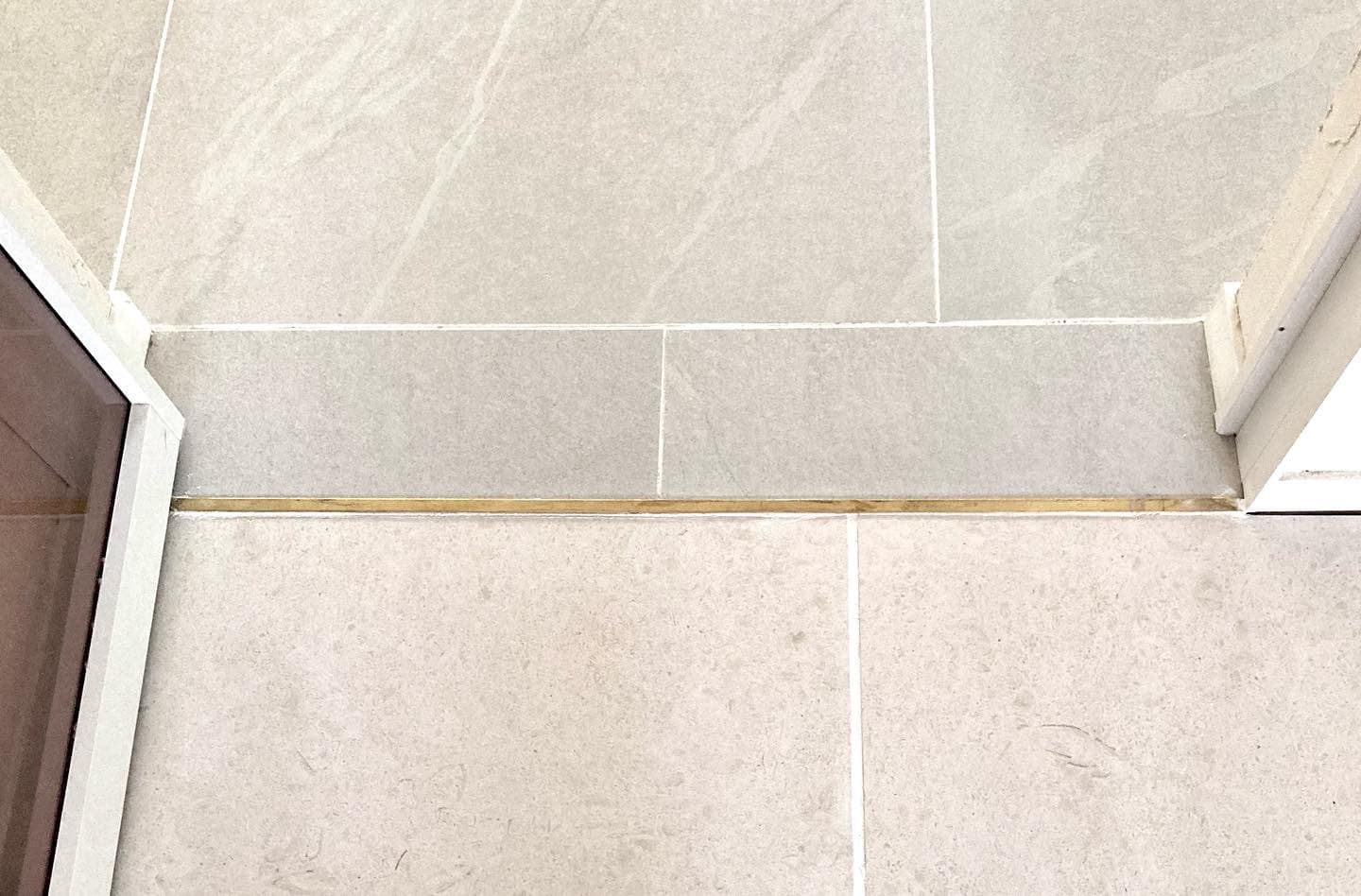 スタジオルームAとBの床。セラミックタイル