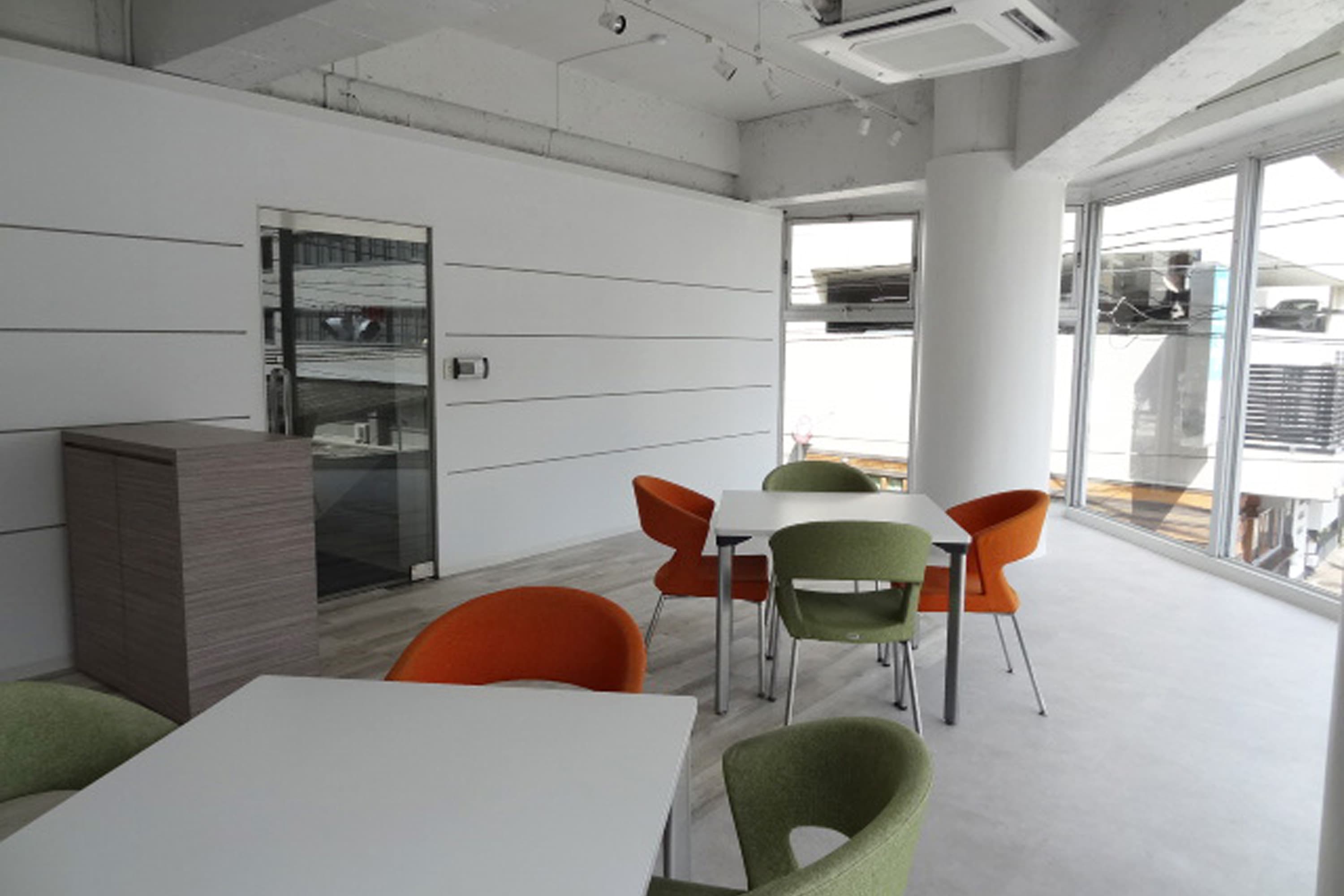 道路に面した北面と東面に大型のウィンドウがあり、通りからの注目も抜群です。