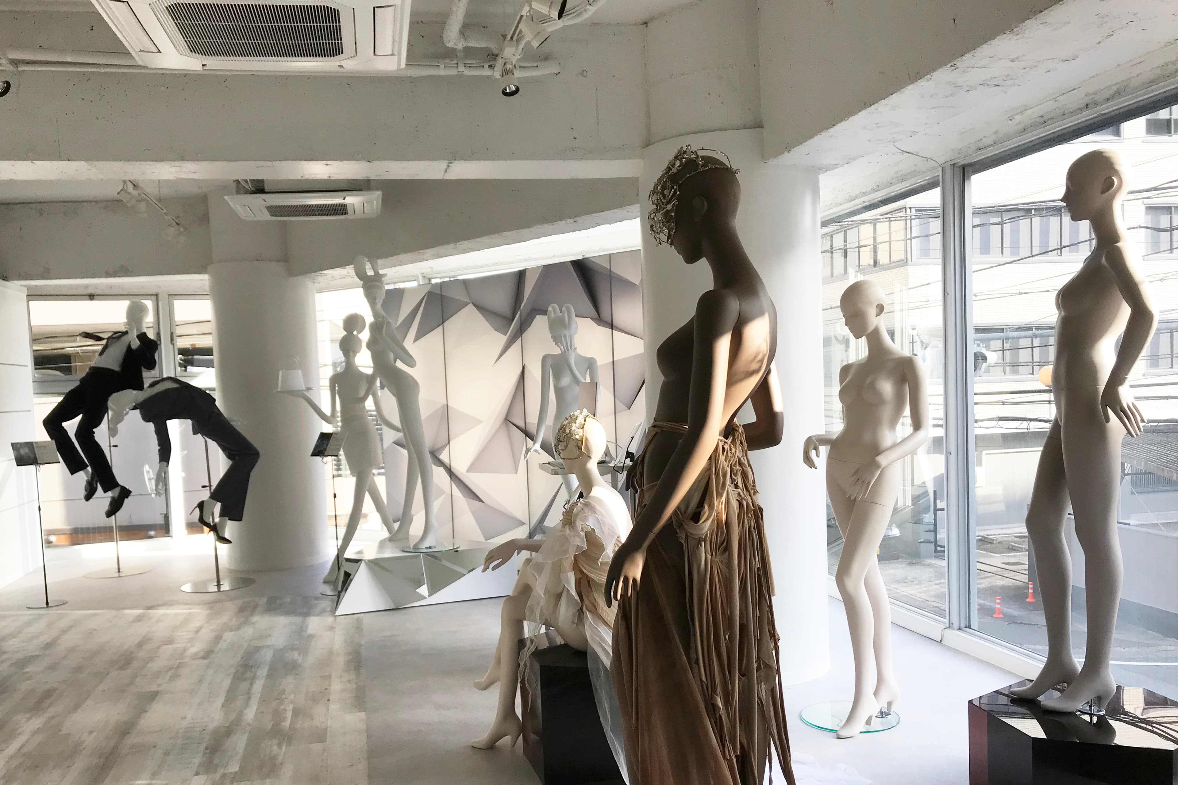 天井が広く一面にあるガラスと明るいスペースでの過去に開催された展示会は好評でした。