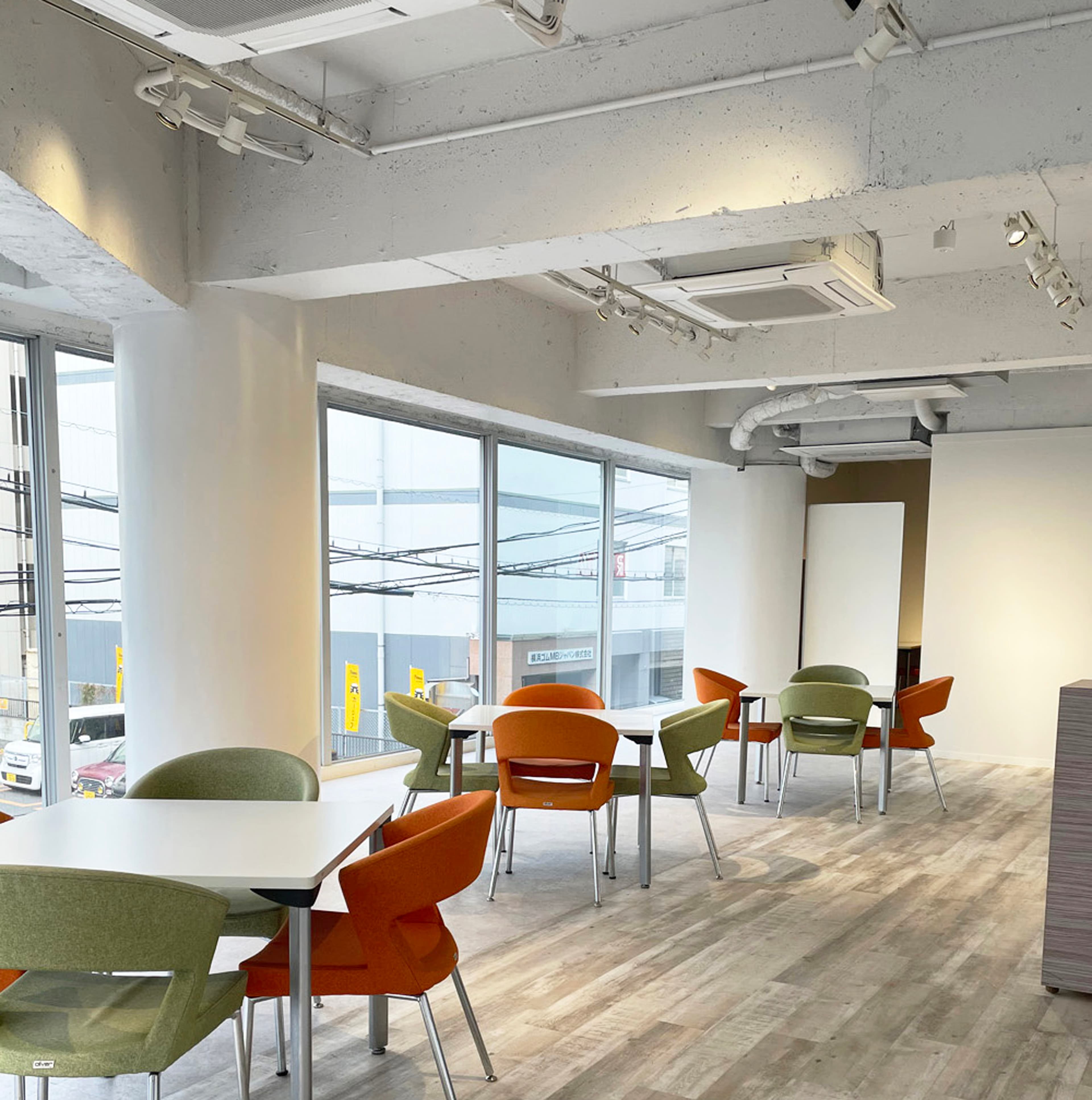 道路に面した北面と東面に大型のウィンドウがあり、通りからの注目も抜群です。