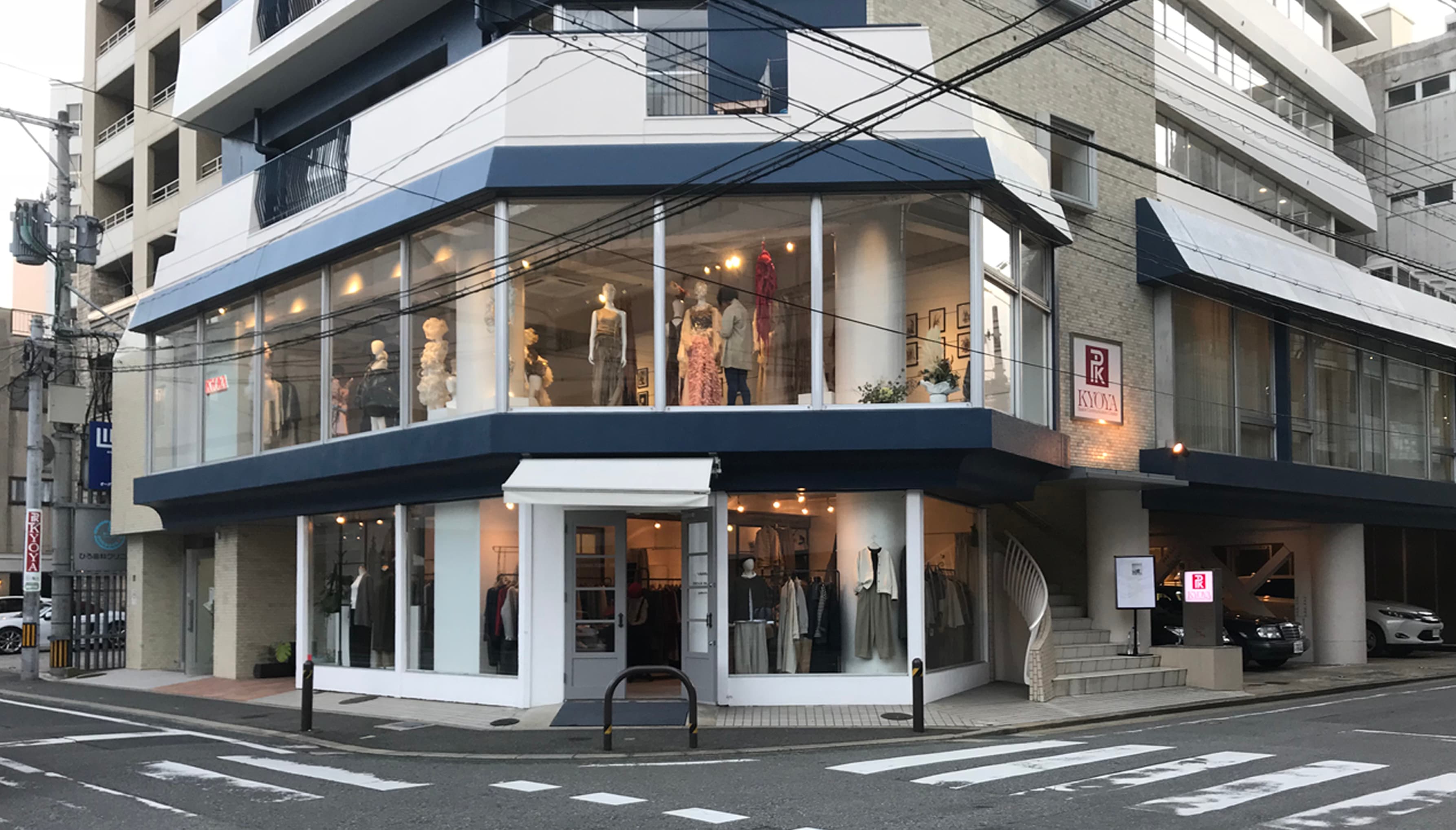 ビルの2階を見上げると、大きなウィンドウからイベントの様子がうかがえ、行きゆく人の足を留めます。