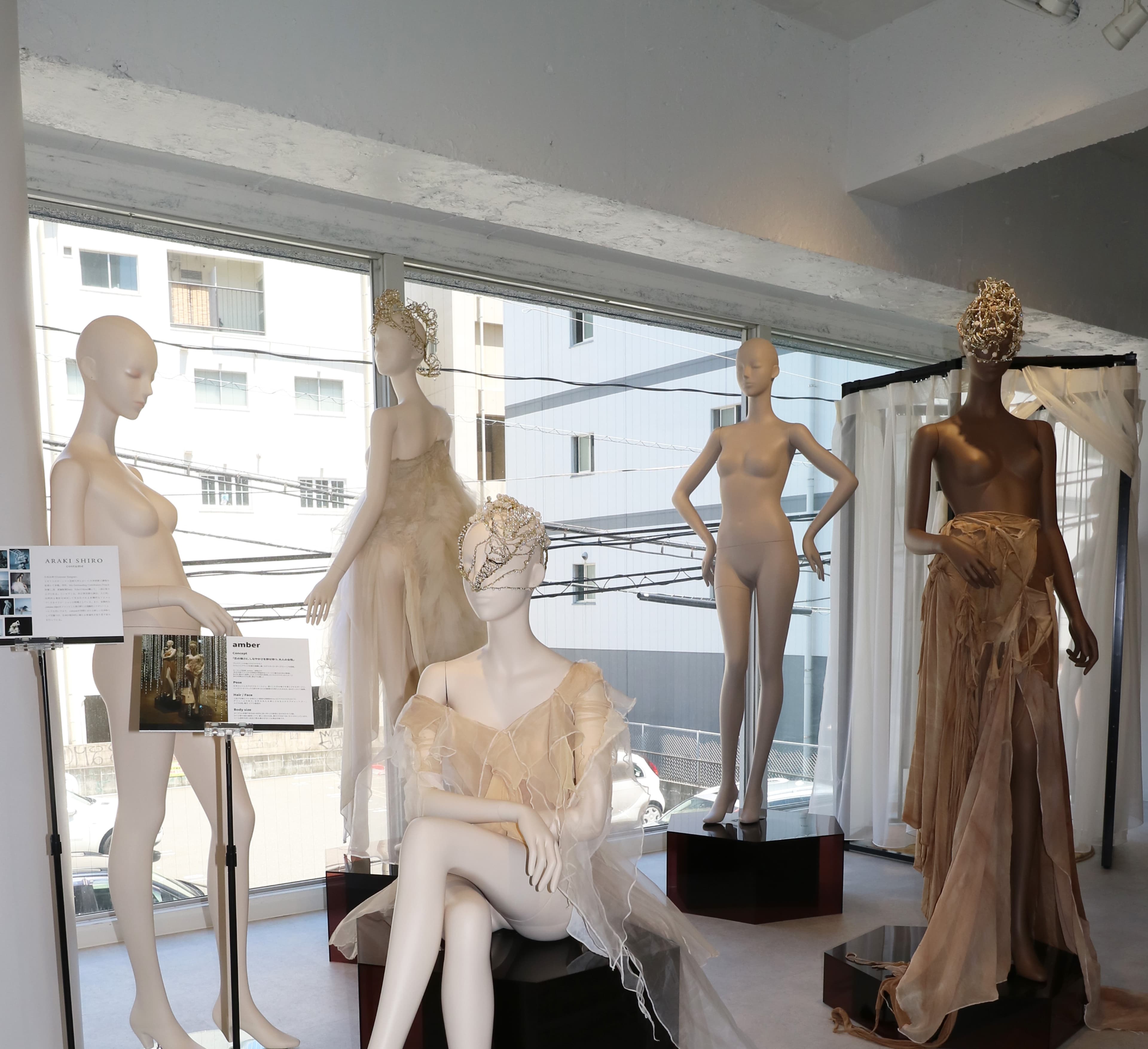 天井が広く一面にあるガラスと明るいスペースでの過去に開催された展示会は好評でした。