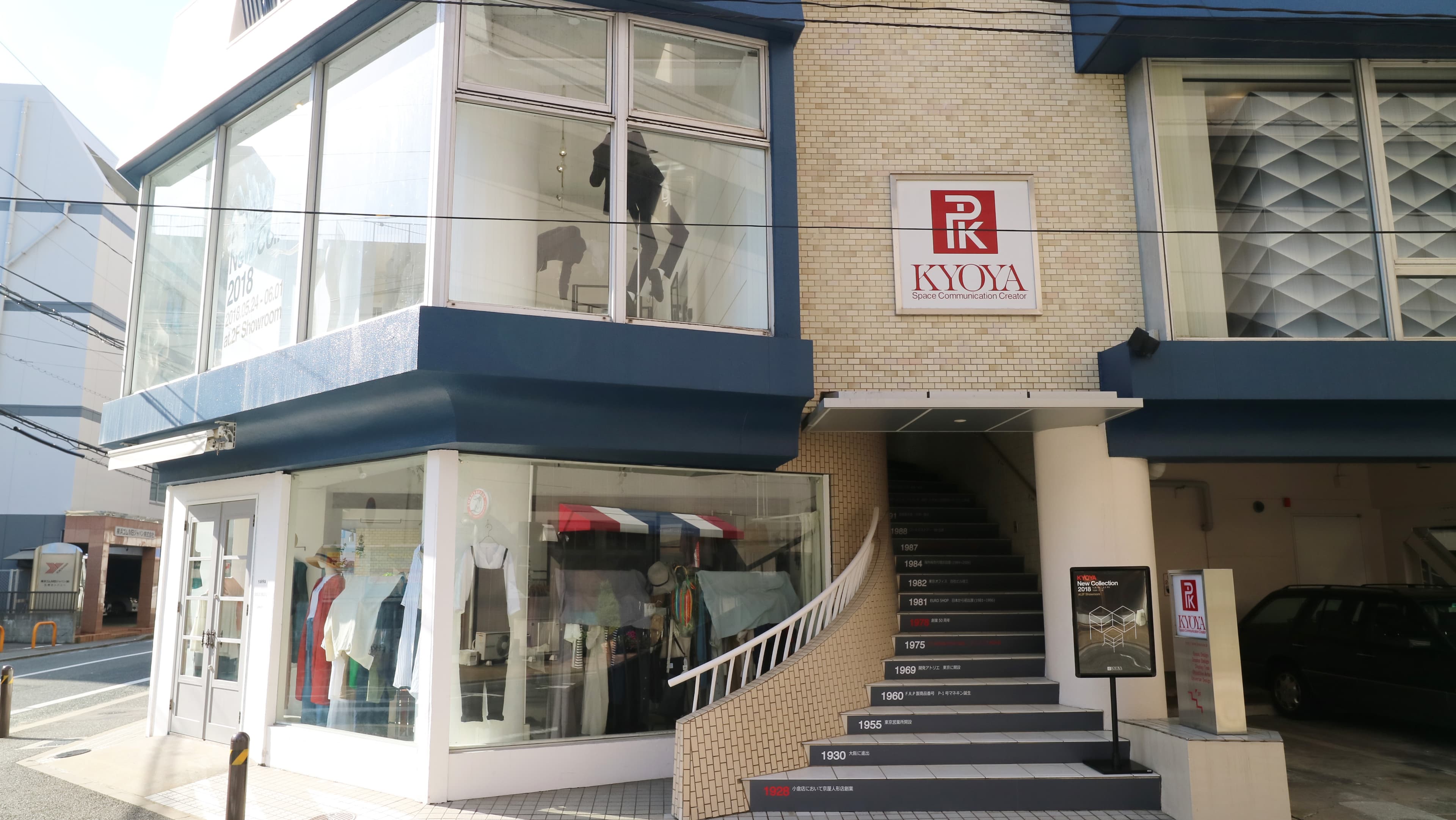 螺旋状の階段を上がり扉を開けると、一面に広がる明るいイベントスペースが現れます。