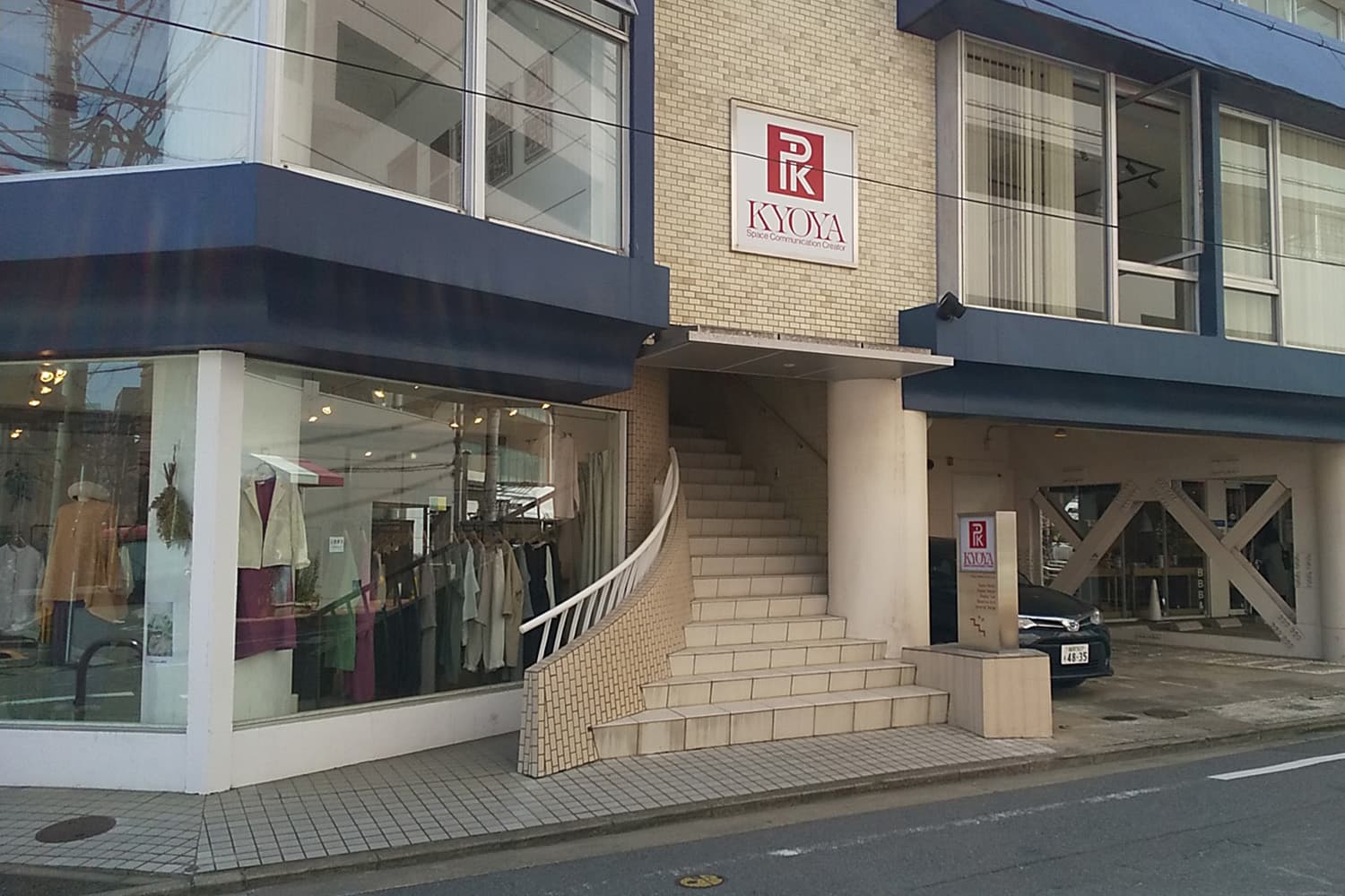 螺旋状の階段を上がり、扉を開くと、一面に広がる明るいイベントスペースが現れます。