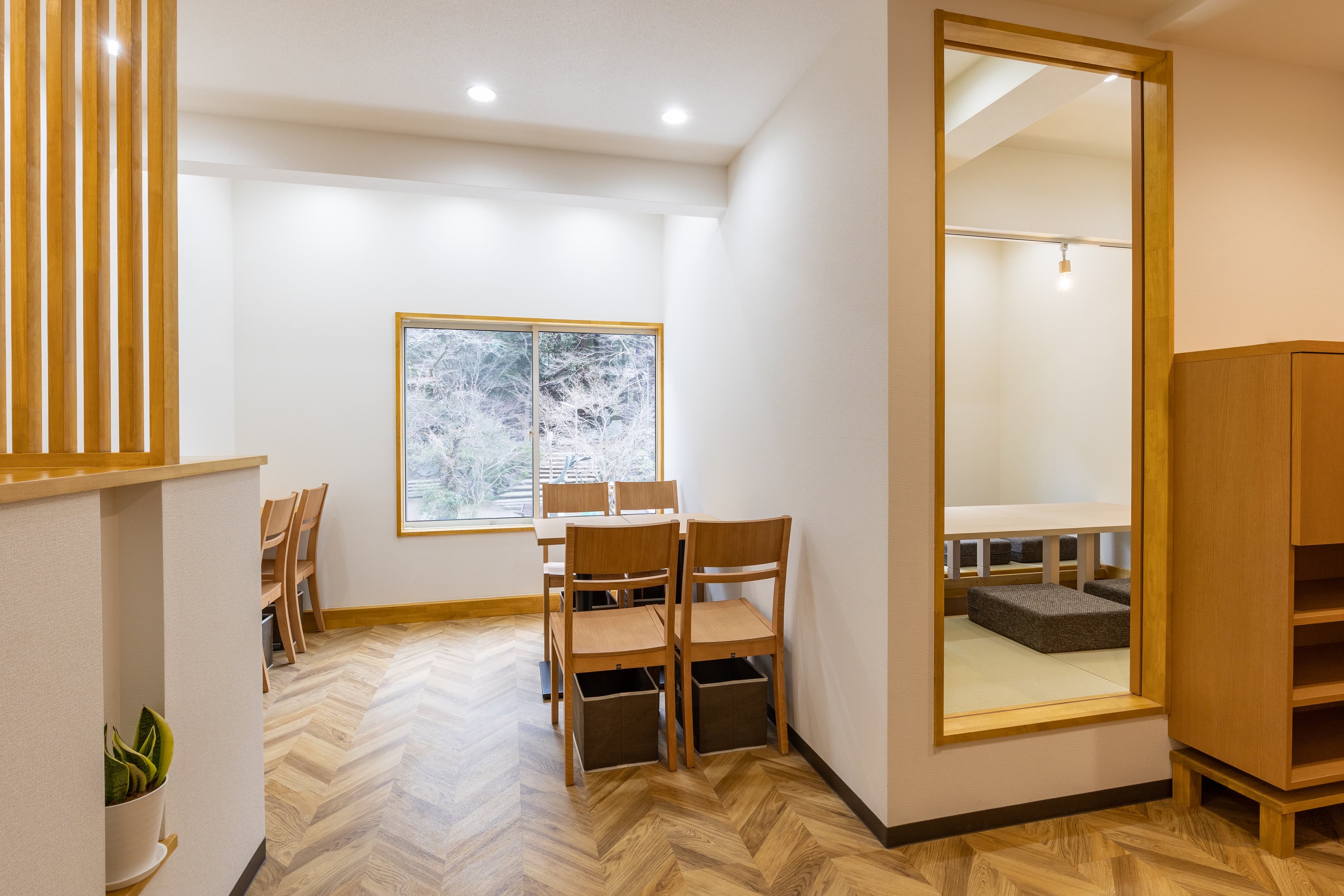 左側が一般利用のイートインスペース、右側が個室の入り口となっております。