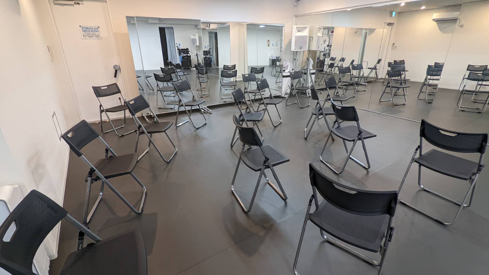 椅子を30脚並べても余裕をもってご利用いただけます