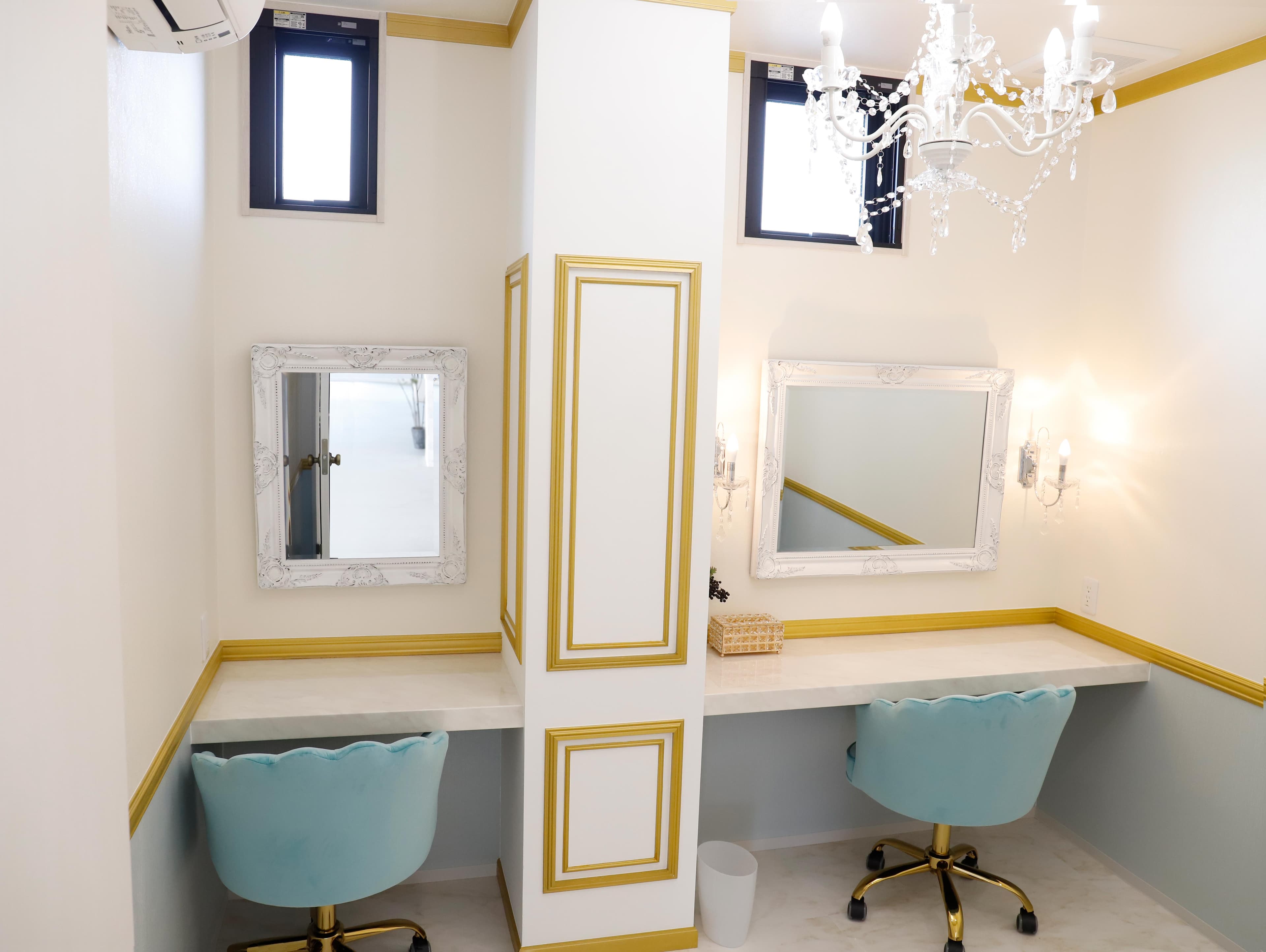 思わず写真を撮りたくなる姫系控室。大きなミラー、コンセントも2名分それぞれございます。