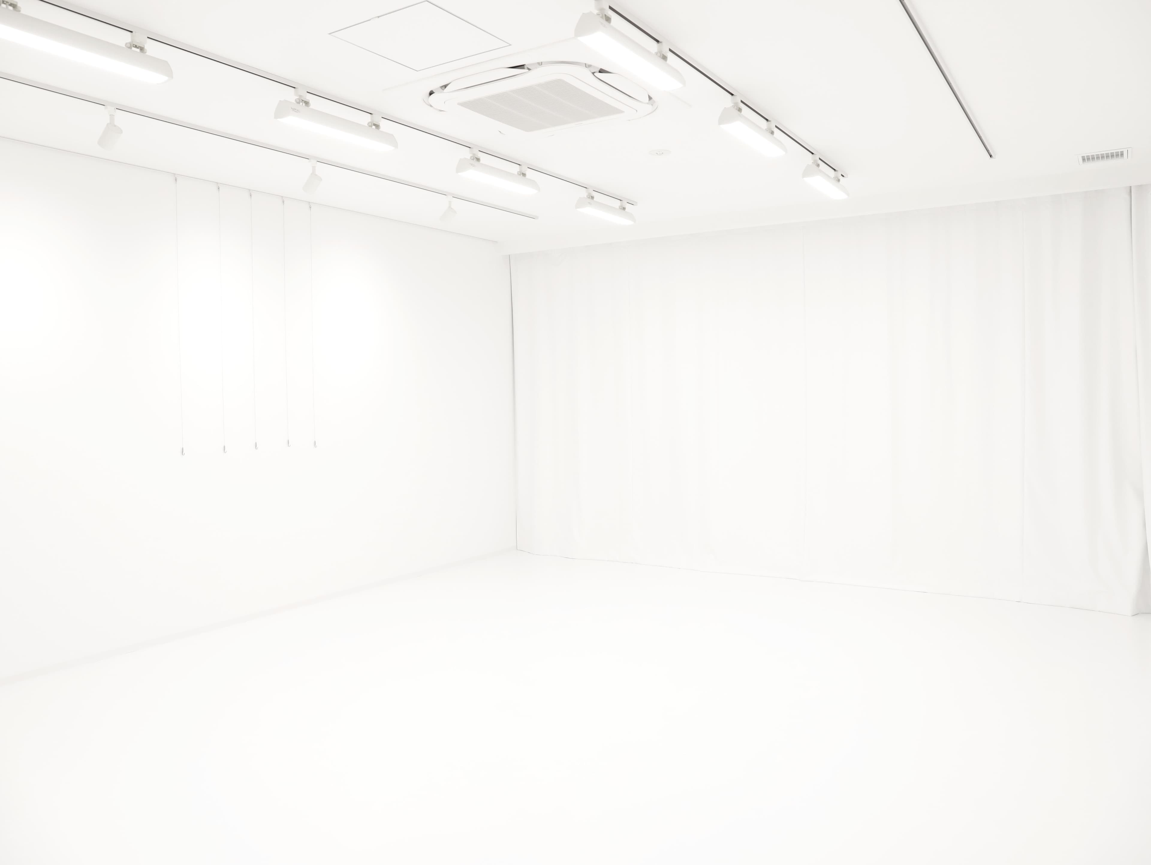 遮光カーテンがございますので用途に応じてご利用下さい。