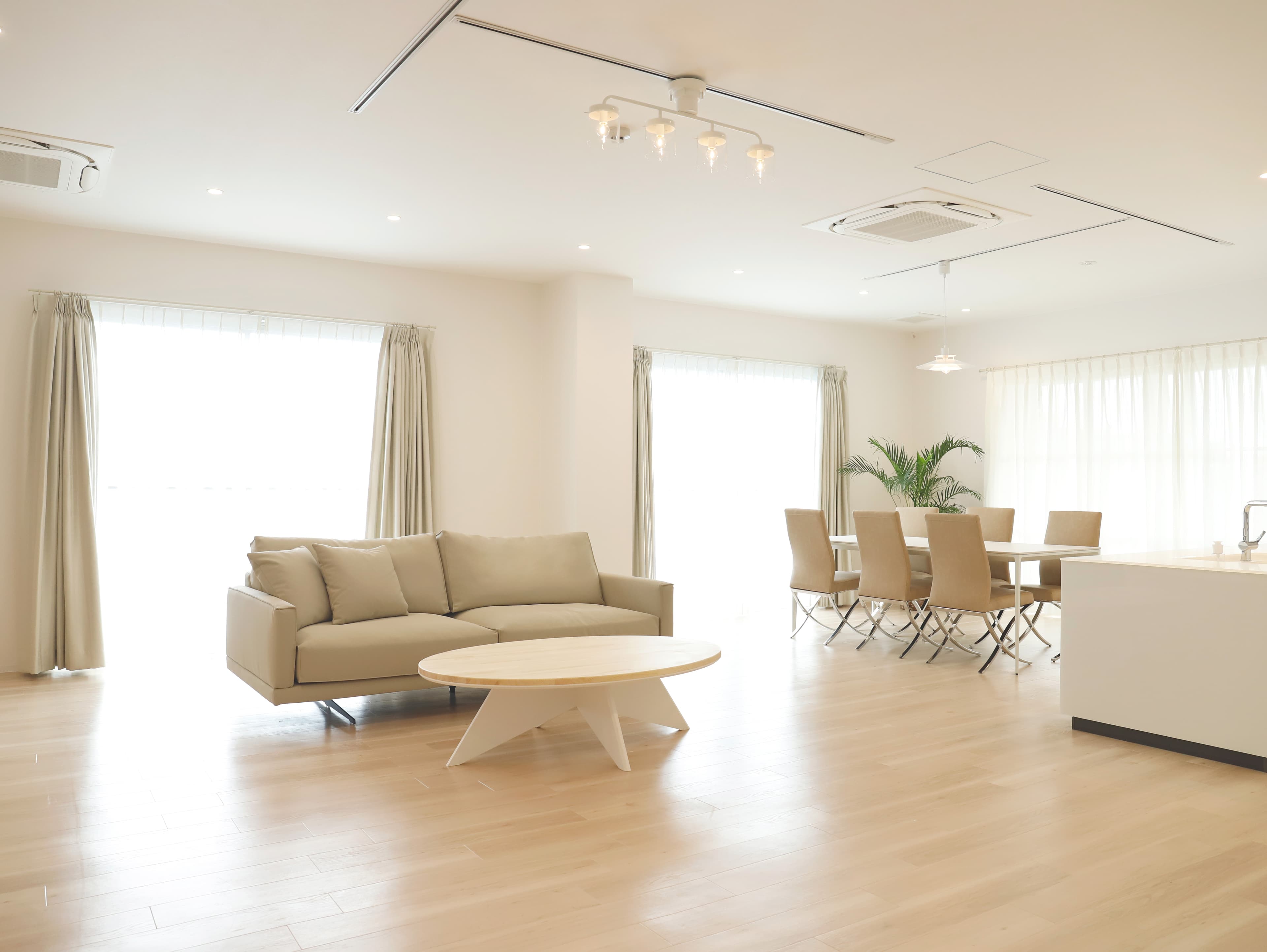 広々としたリビングスペース。 雑貨、お家シーンの撮影はもちろん 持ち込み家具の撮影にも最適です。