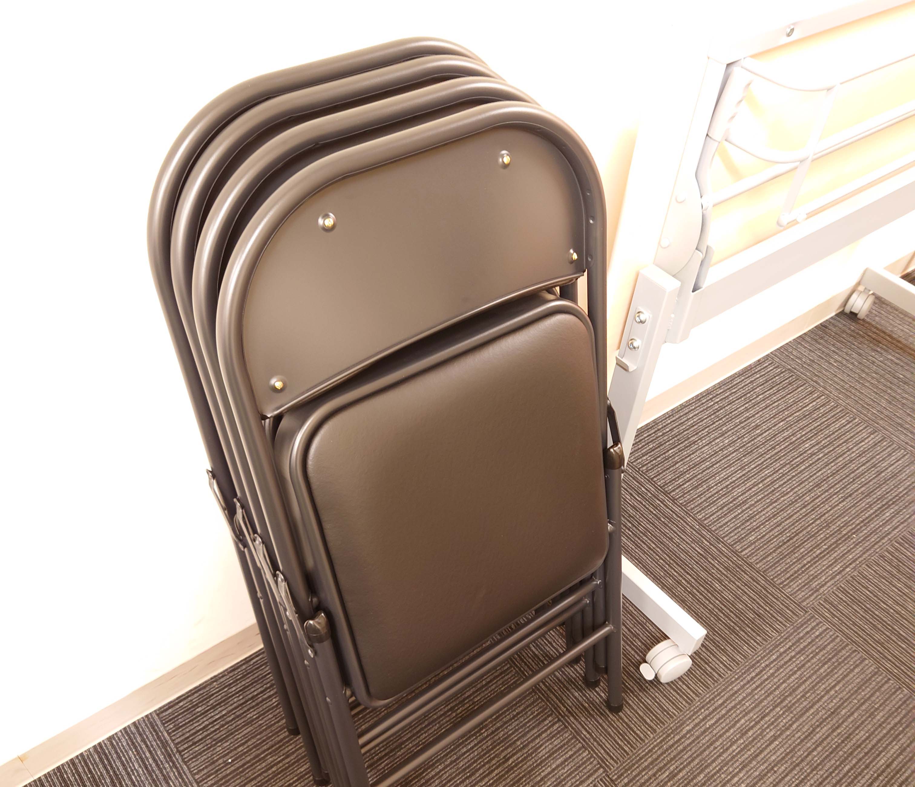 通常の椅子8席 + 座り心地のいいパイプ椅子4席♪