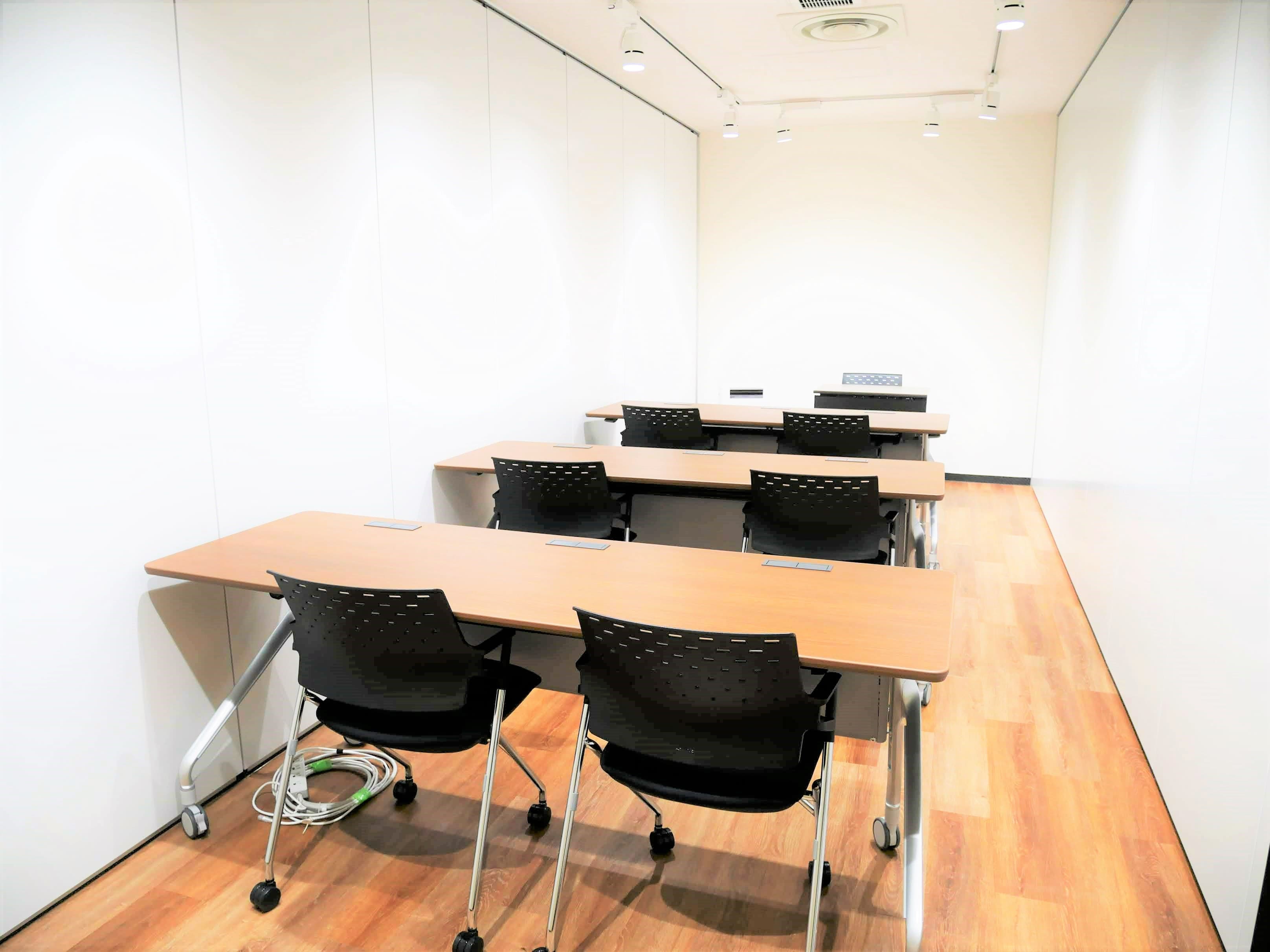 RoomDです。研修や会議など幅広い用途でお使いいただけます。