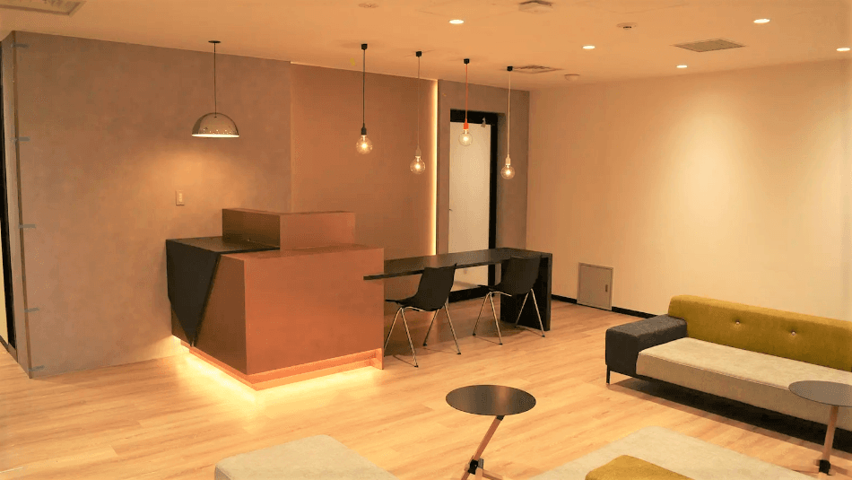 共有スペースでございます。休憩や待ち合わせなど広い用途でお使いいただけます。