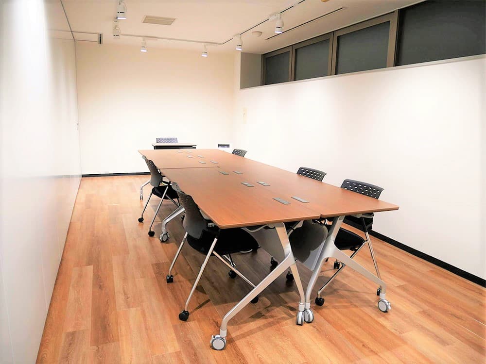 RoomEです。研修や会議など幅広い用途でお使いいただけます。