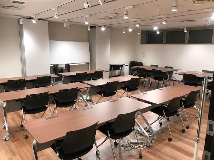 RoomGです。より大きな空間で研修や会議など幅広い用途でお使いいただけます。
