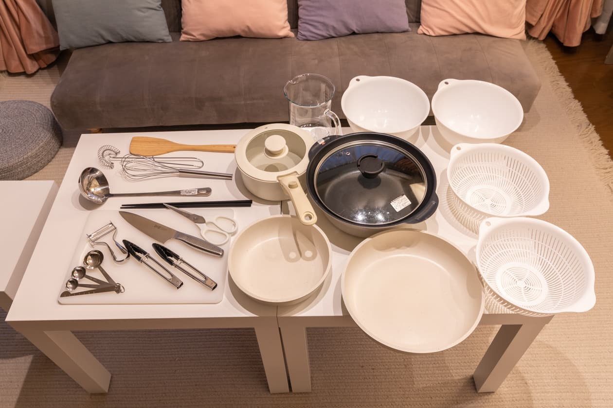 包丁、まな板、ざる、ボウル、鍋、小鍋、おたま、ヘラ、泡だて器、菜ばし、ピーラー、トング、計量スプーン