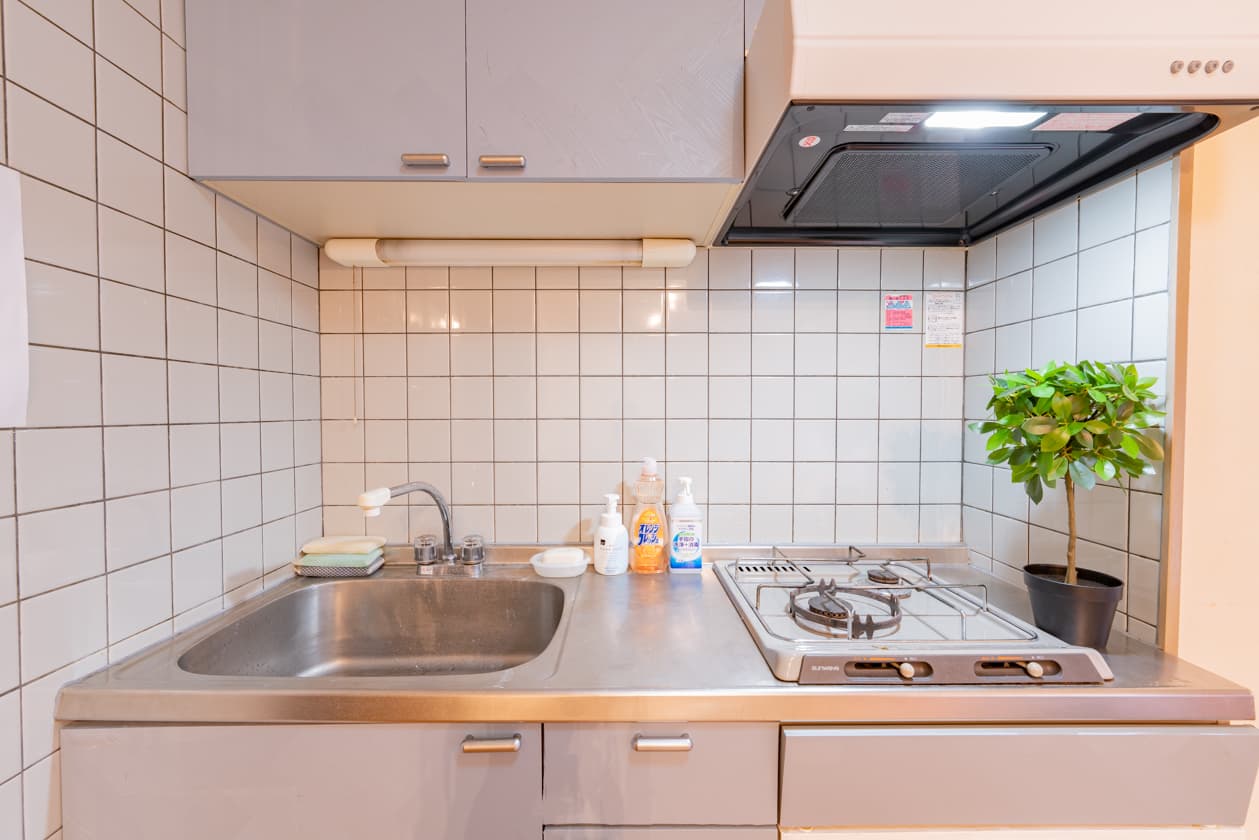 ミニキッチンがございます ※火災予防のためガスはご使用いただけません。加熱調理は有料の卓上IHをご使用ください。