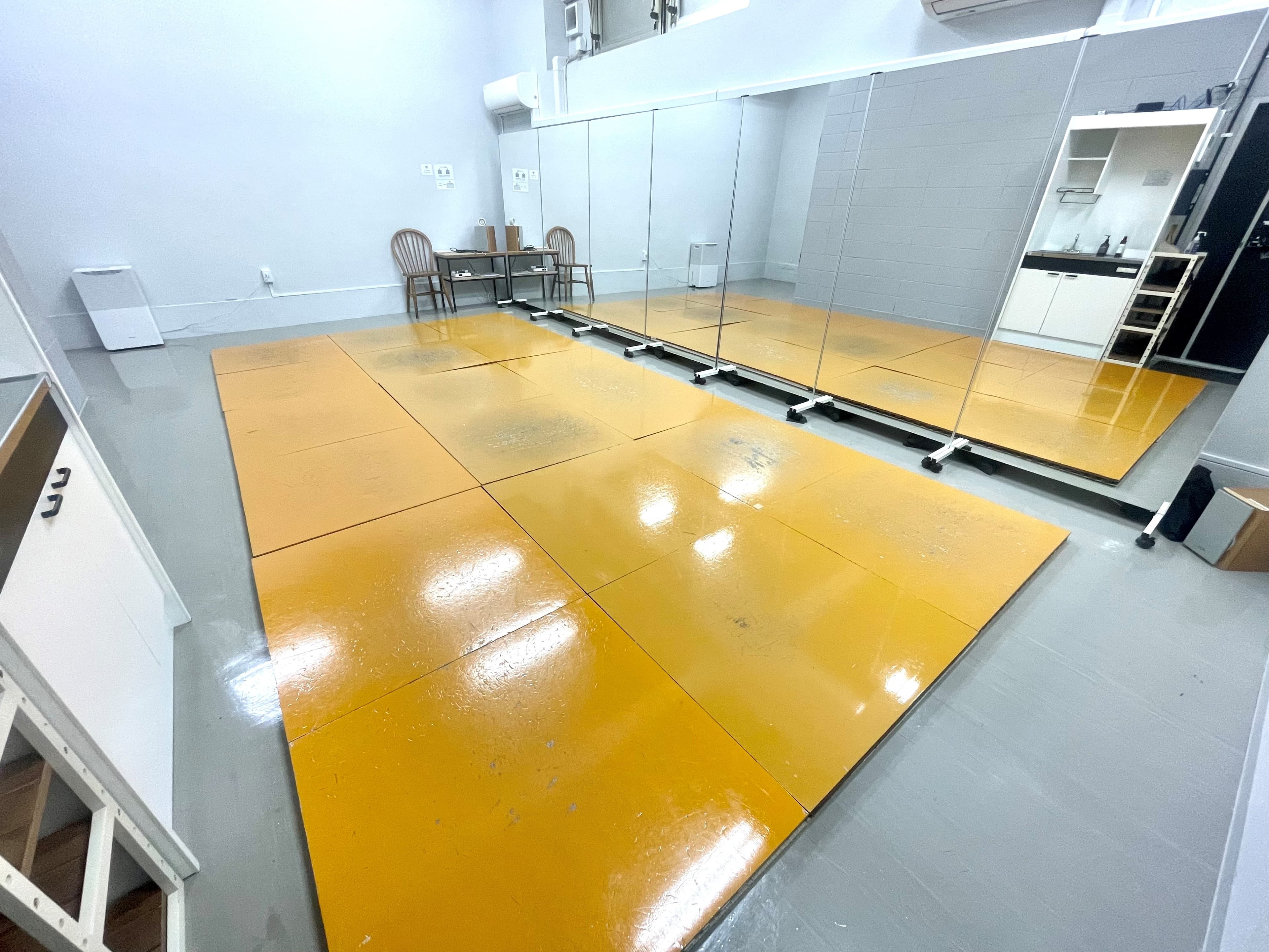 タップボード敷き詰め写真(入り口側)