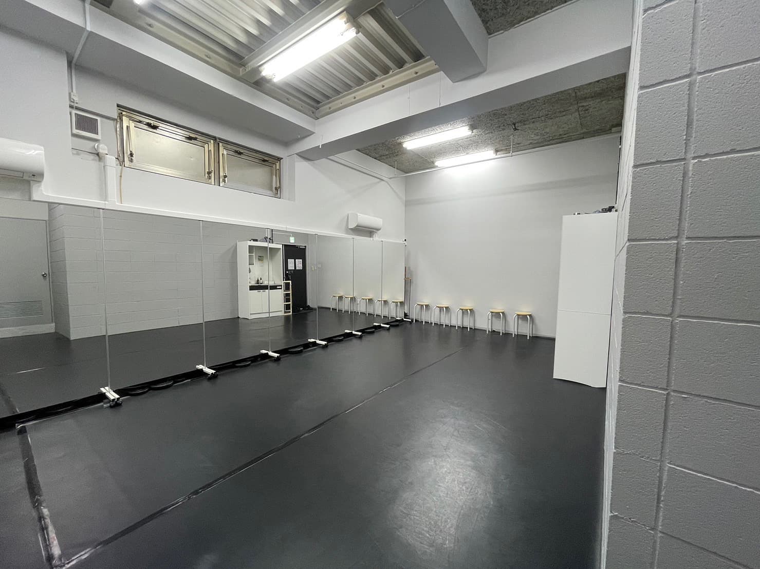 更衣室側から見たダンススペース