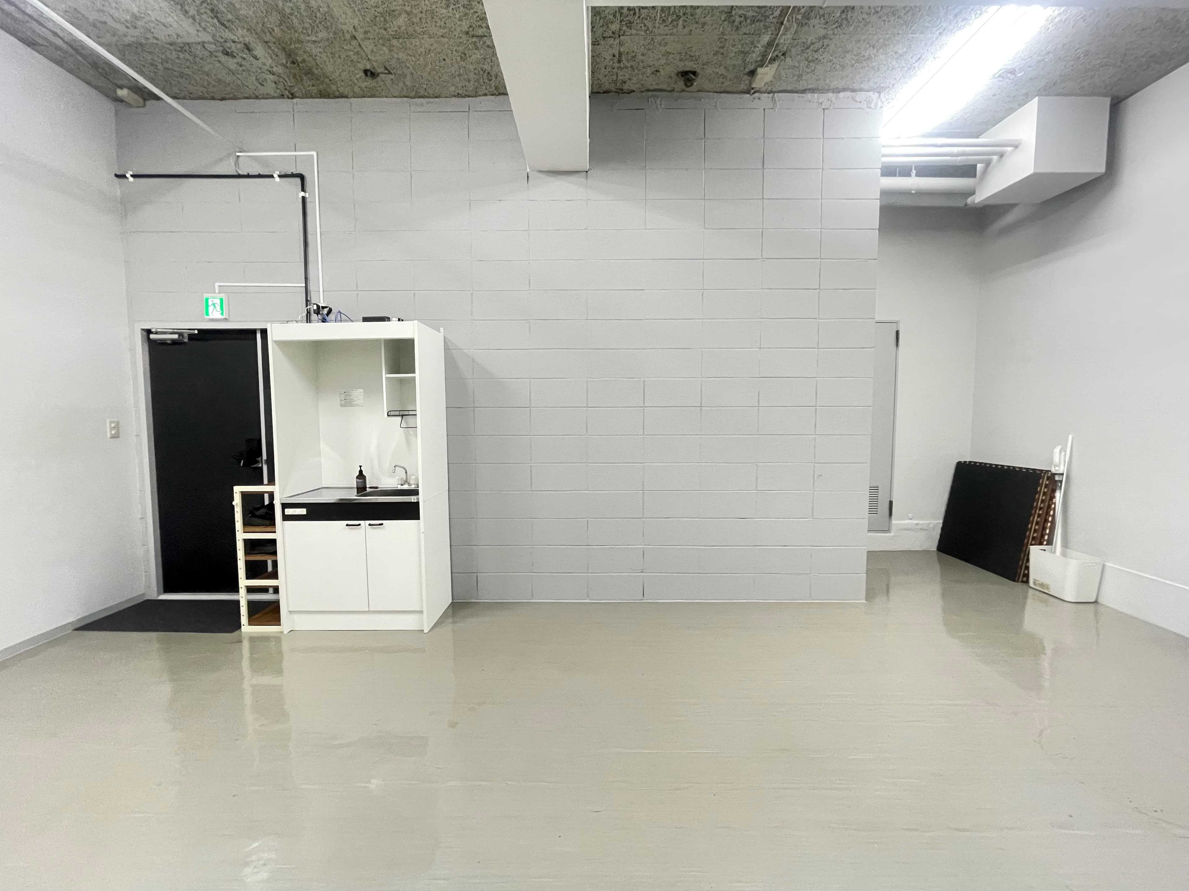 鏡側から見たダンススペース