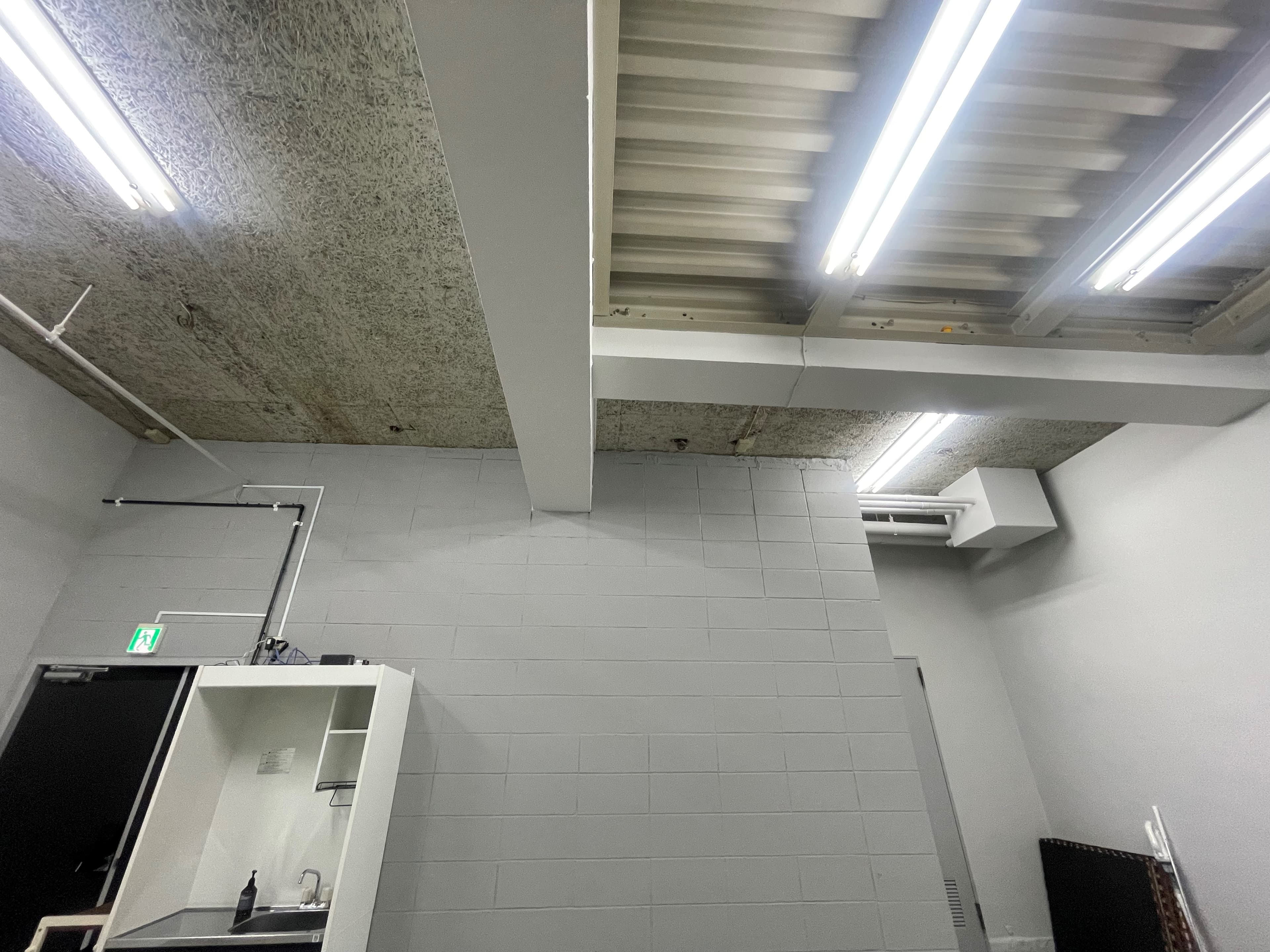 ダンススペース内、天井の高さ